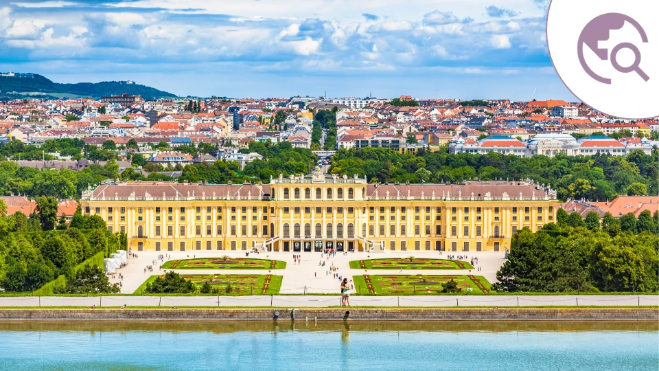 Dieses Foto zeigt das prachtvolle Schloss Schönbrunn in Wien, umgeben von seinen weitläufigen Gärten. Die barocke Architektur des Schlosses bildet einen eleganten Kontrast zur Skyline der Stadt im Hintergrund und spiegelt Wiens imperiale Geschichte wider.