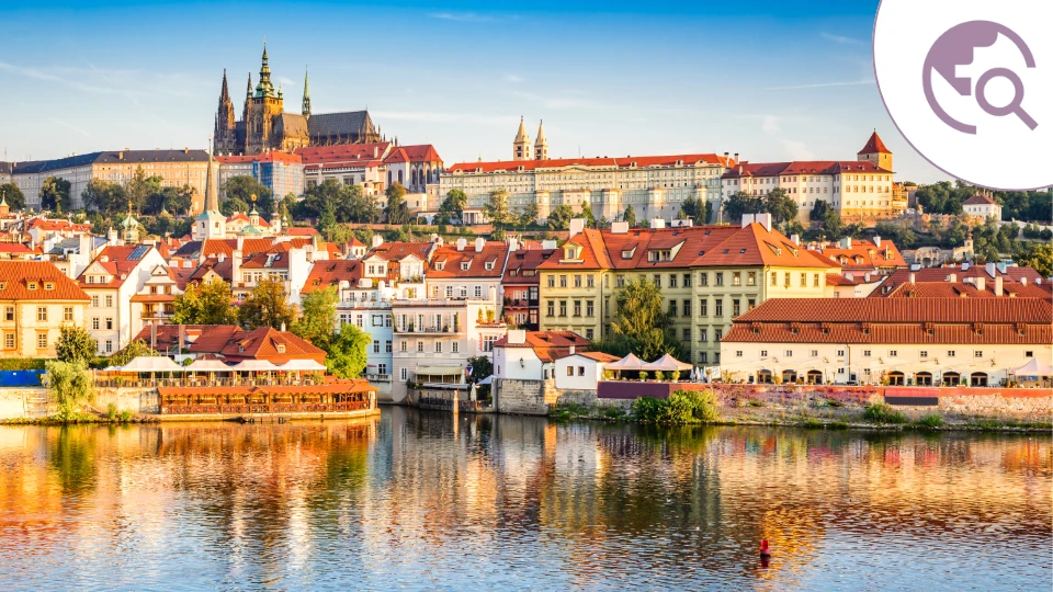 Dieses Foto zeigt die malerische Skyline von Prag mit der Prager Burg im Hintergrund. Die roten Dächer der historischen Altstadt spiegeln sich im ruhigen Wasser der Moldau und verleihen der Stadt einen charmanten und romantischen Charakter.