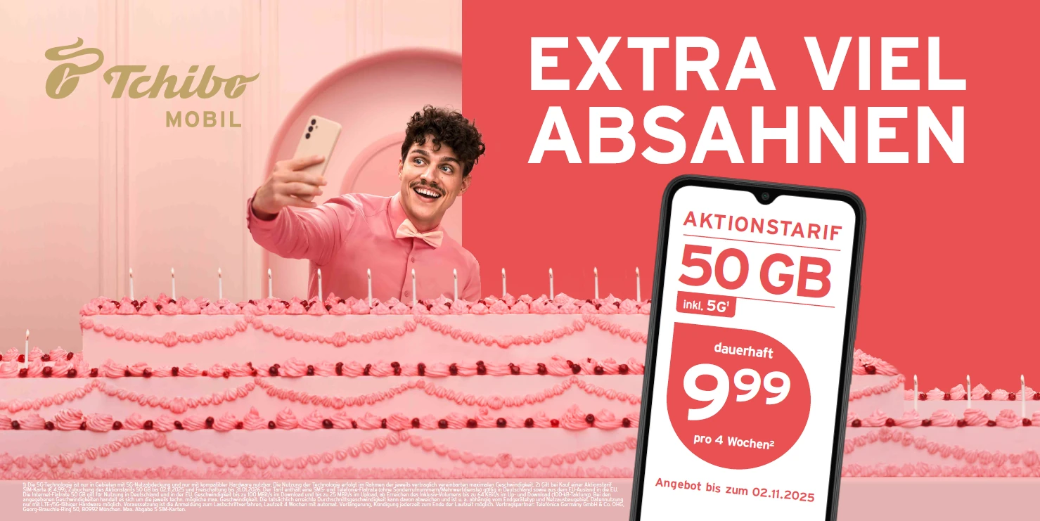 Ein Mann in rosa Hemd macht ein Selfie vor einer großen rosa Torte. Text: 'EXTRA VIEL ABSAHNEN', 'AKTIONSTARIF 50 GB inkl. 5G', 'dauerhaft 9,99 pro 4 Wochen', 'Angebot bis zum 01.02.2025'. Tchibo Mobil Logo oben links.