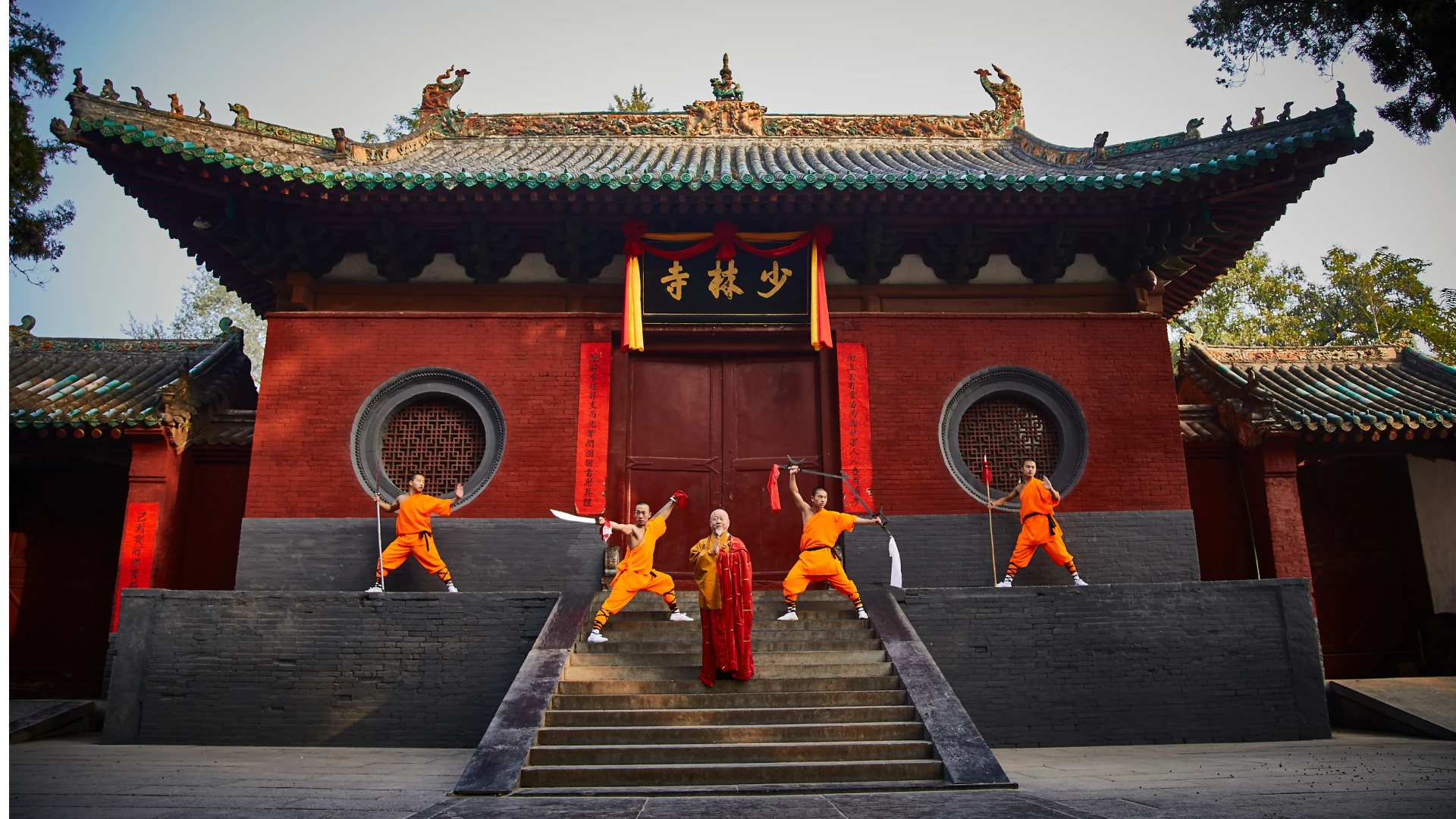 Gruppe Mönche vor Tempeleingang auf einer Treppe