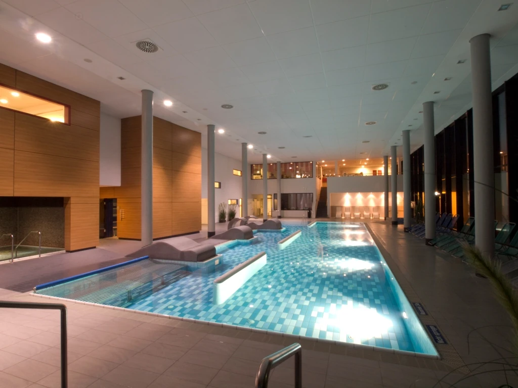 Wellnessbad der Lahn-Dill-Bergland-Therme mit Säulen