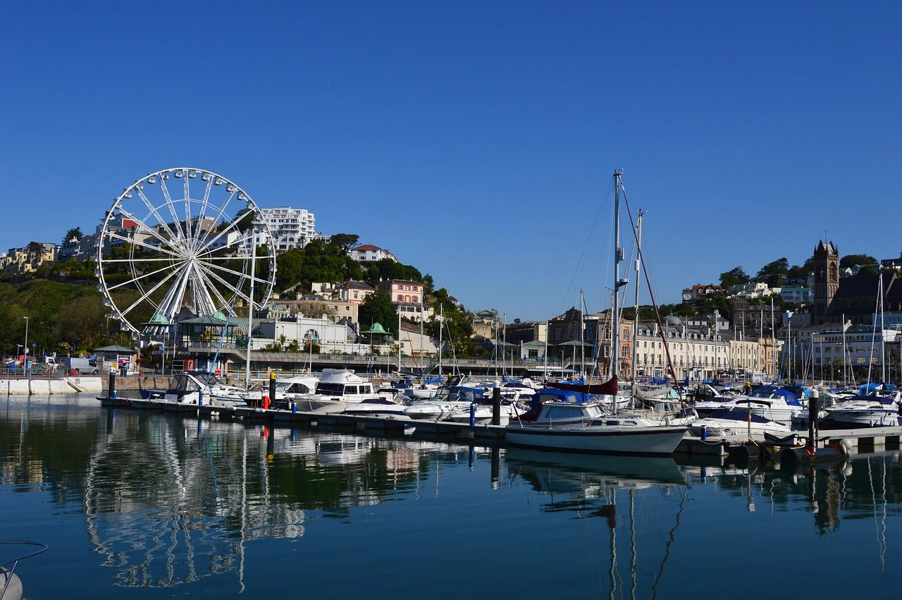 Blick auf den Hafen mit einem Riesenrad und Booten