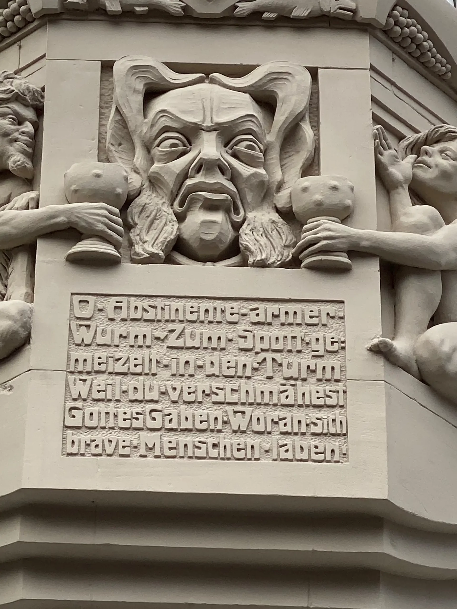 Schriftzug am Turm des Hotel Bellevue in Traben-Trarbacch