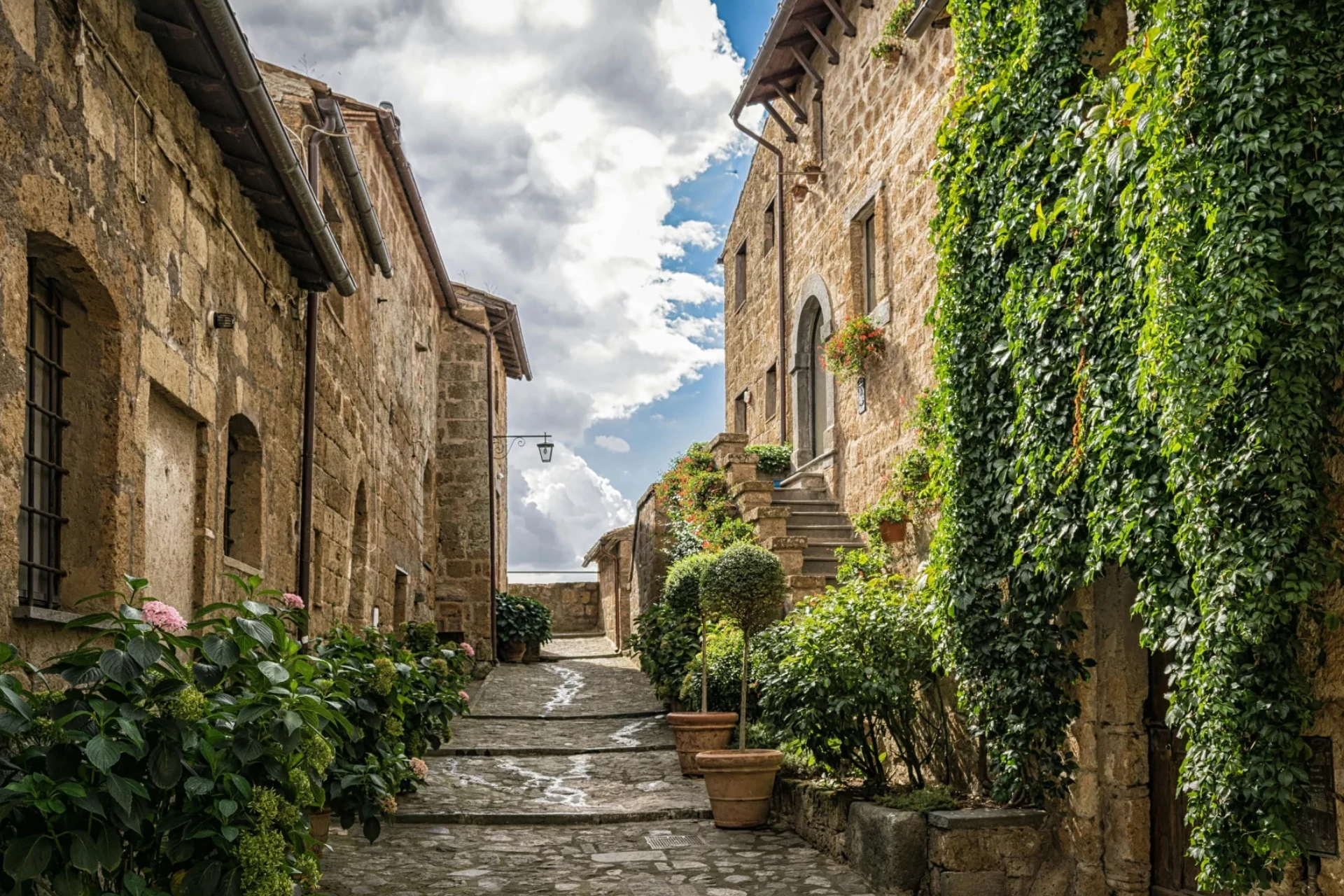 Eine charmante Straße in einem italienischen Dorf, umgeben von Natur und Geschichte.