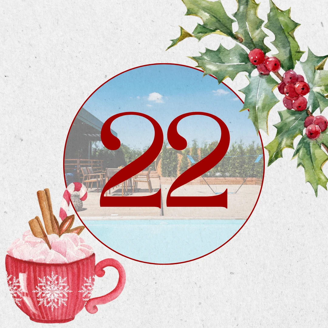 aovo Adventskalender 2024 - Türchen 22 offen rote Zahl mit roter Tasse, heißer Schokolade und Stechpalmenzweigen auf hellem Hintergrund.