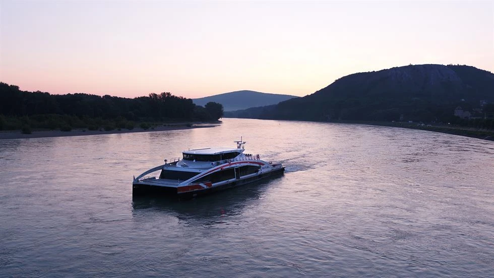 Twin City Liner auf der Donau, aovo Rundreise Wien & Bratislava Sonnenuntergang