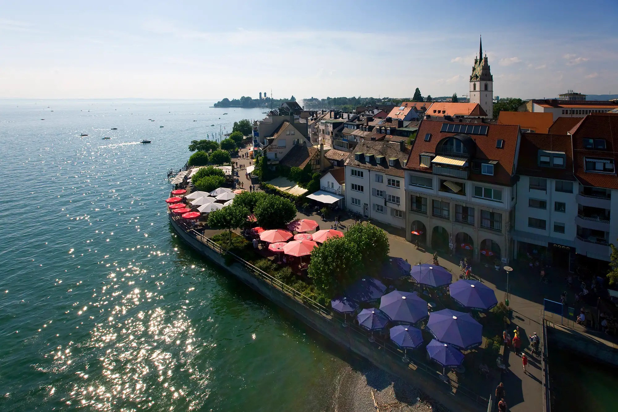Uferpromenade von Friedrichshafen, Sonnelicht spiegelt sich auf dem Wasser