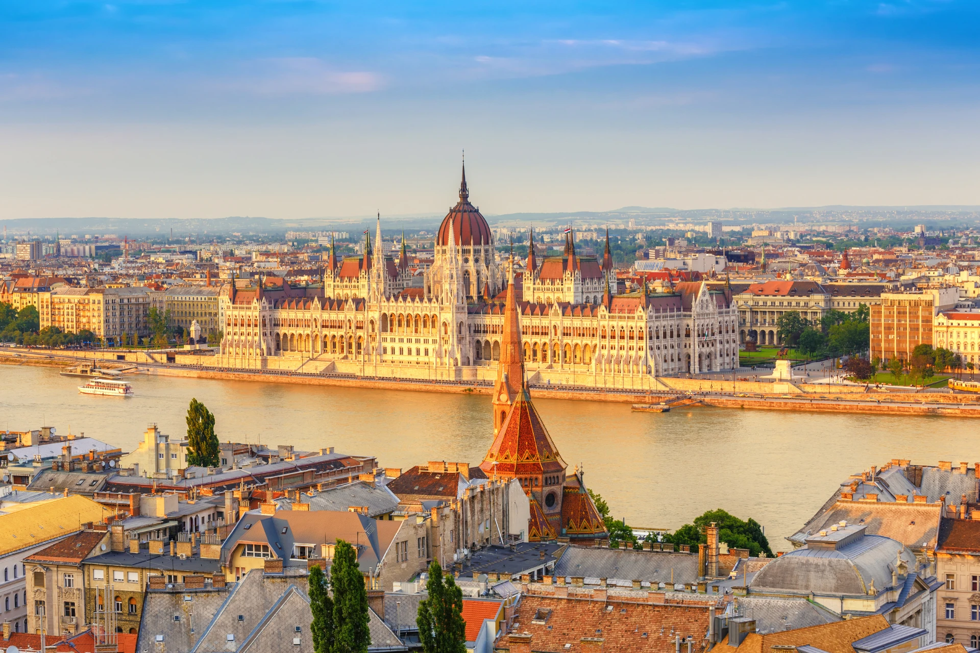 Abendliche Skyline von Budapest mit beleuchtetem Parlament
