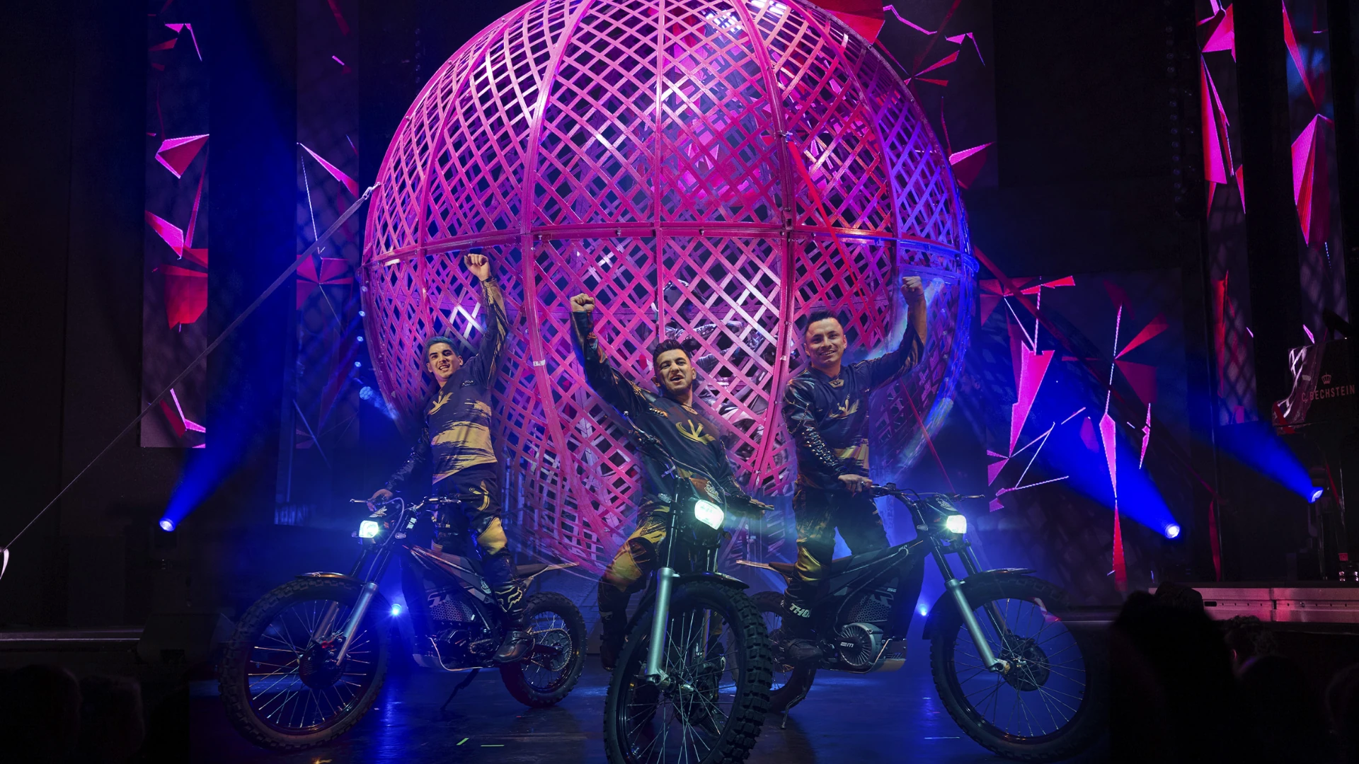 Wintergarten Varieté / 3 Männer auf der Bühne mit Motorrädern in Lederjacken
