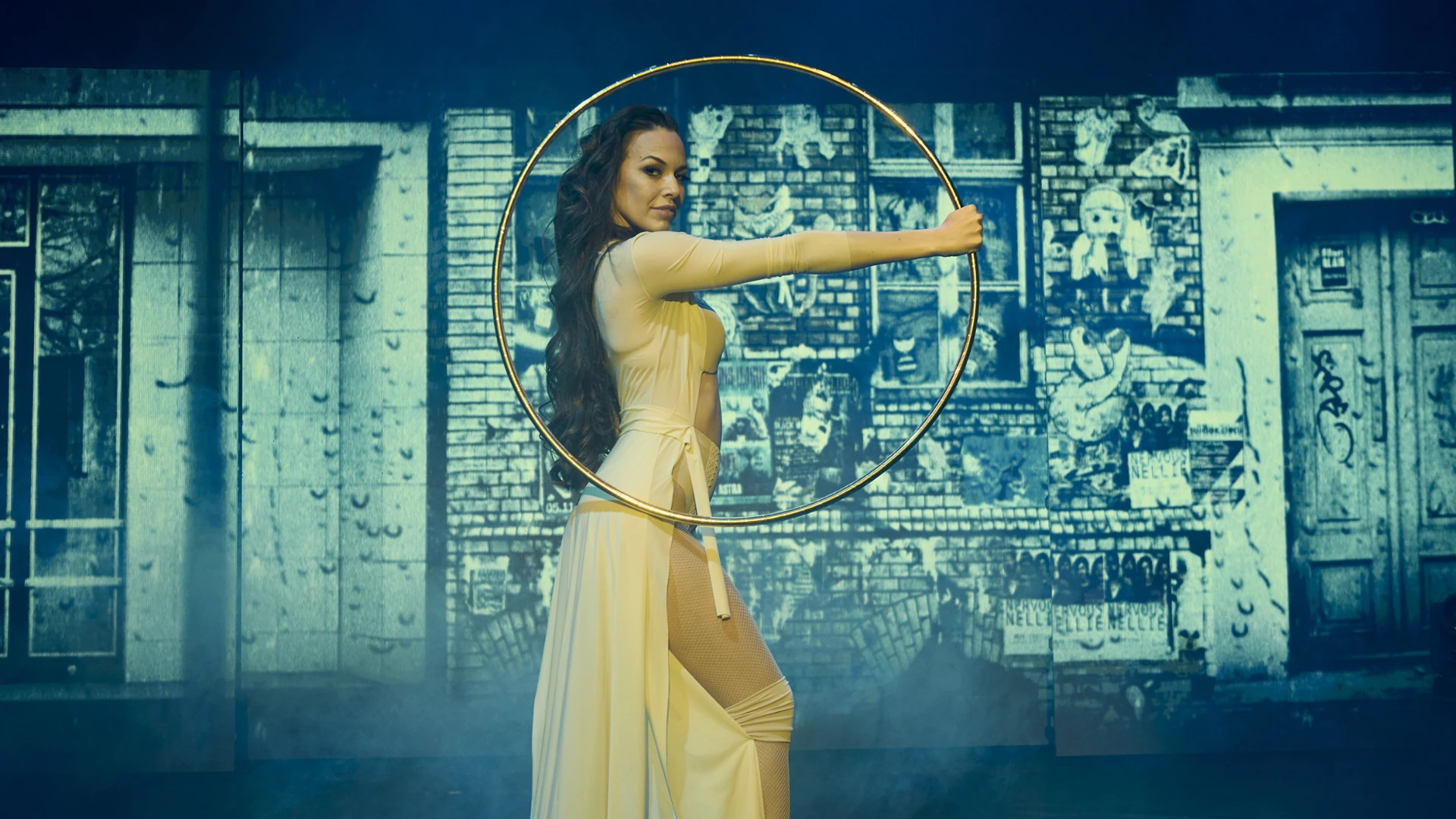 Wintergarten Varieté / Frau in weißem Kleid mit Hulahoop Ring in der Hand