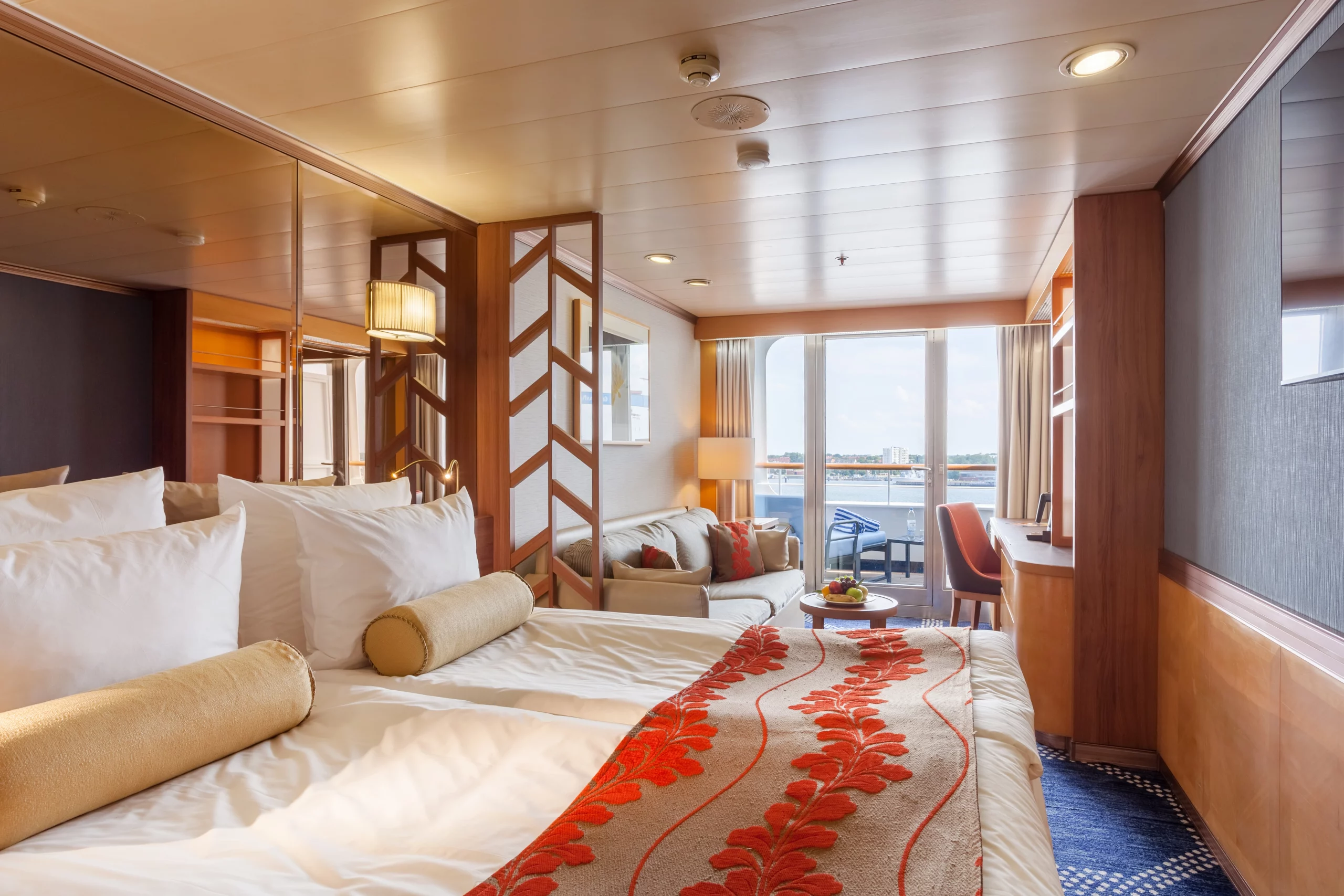 Helles Hotelzimmer mit Blick auf die Terrasse und moderne Ausstattung