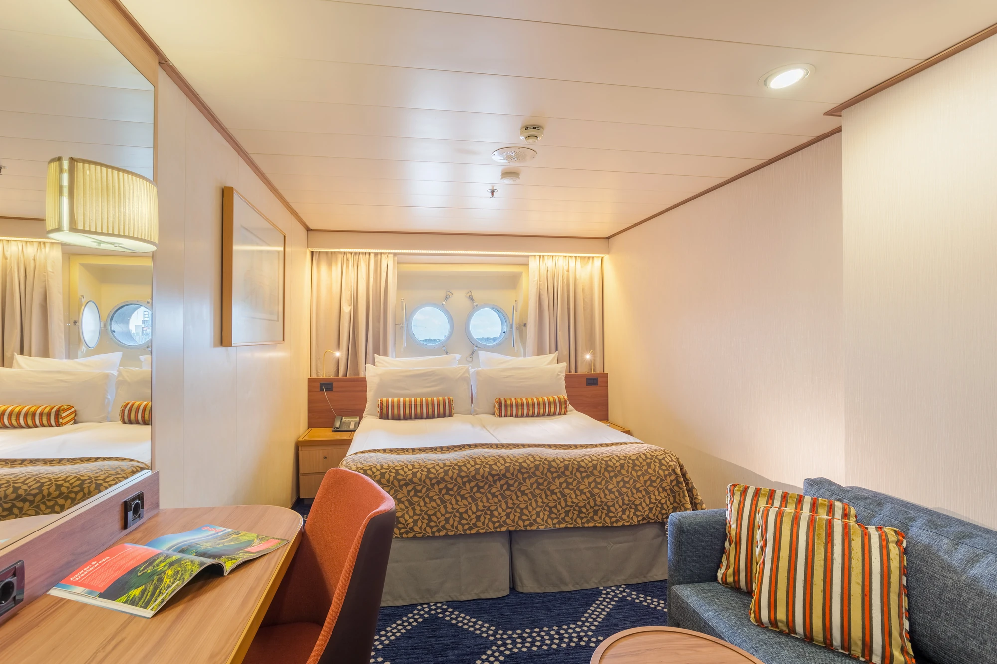 Gemütliche Schiffskabine mit Doppelbett und Fenster