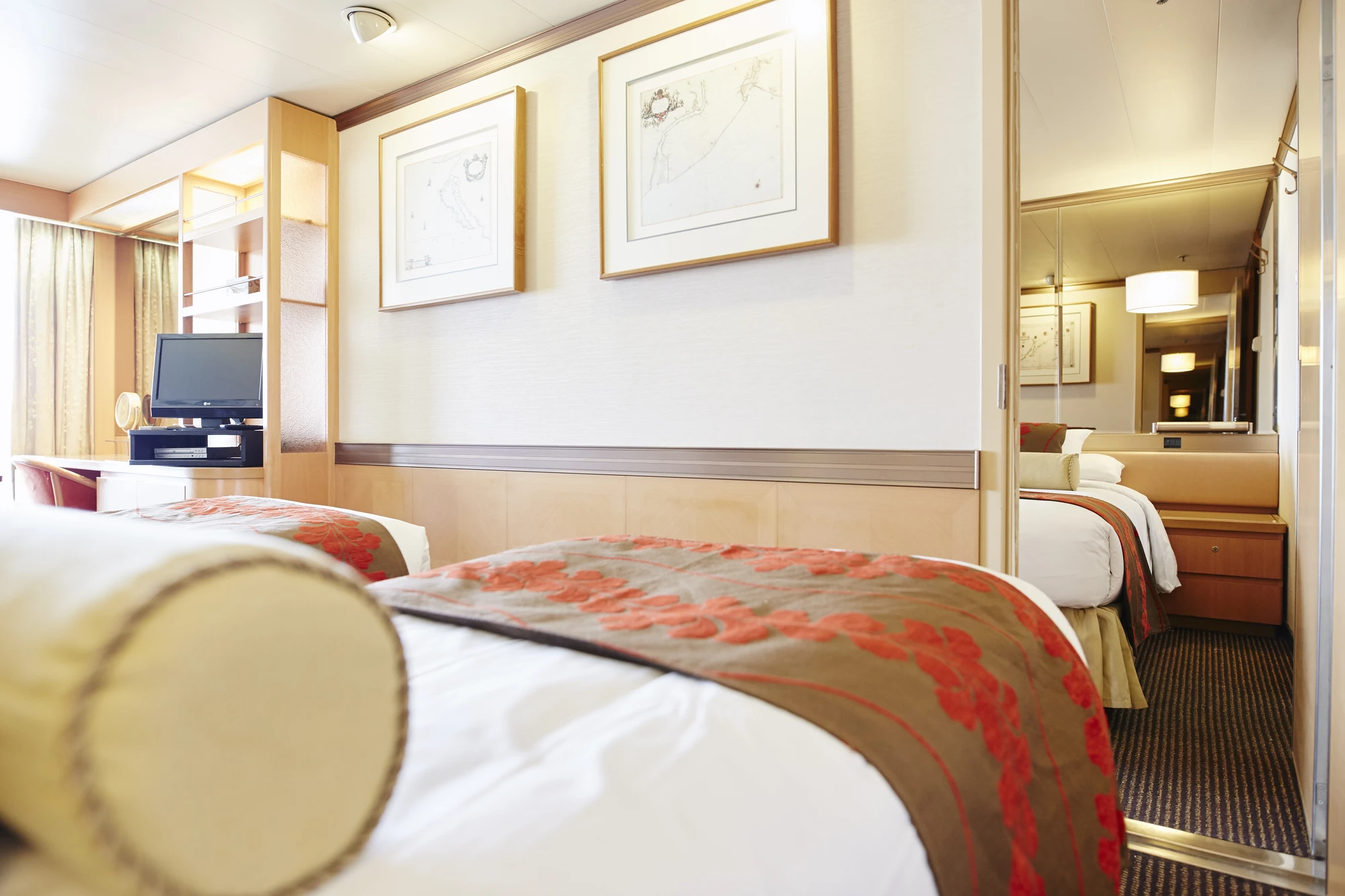 Einladendes Hotelzimmer mit schöner Dekoration und entspannender Atmosphäre.