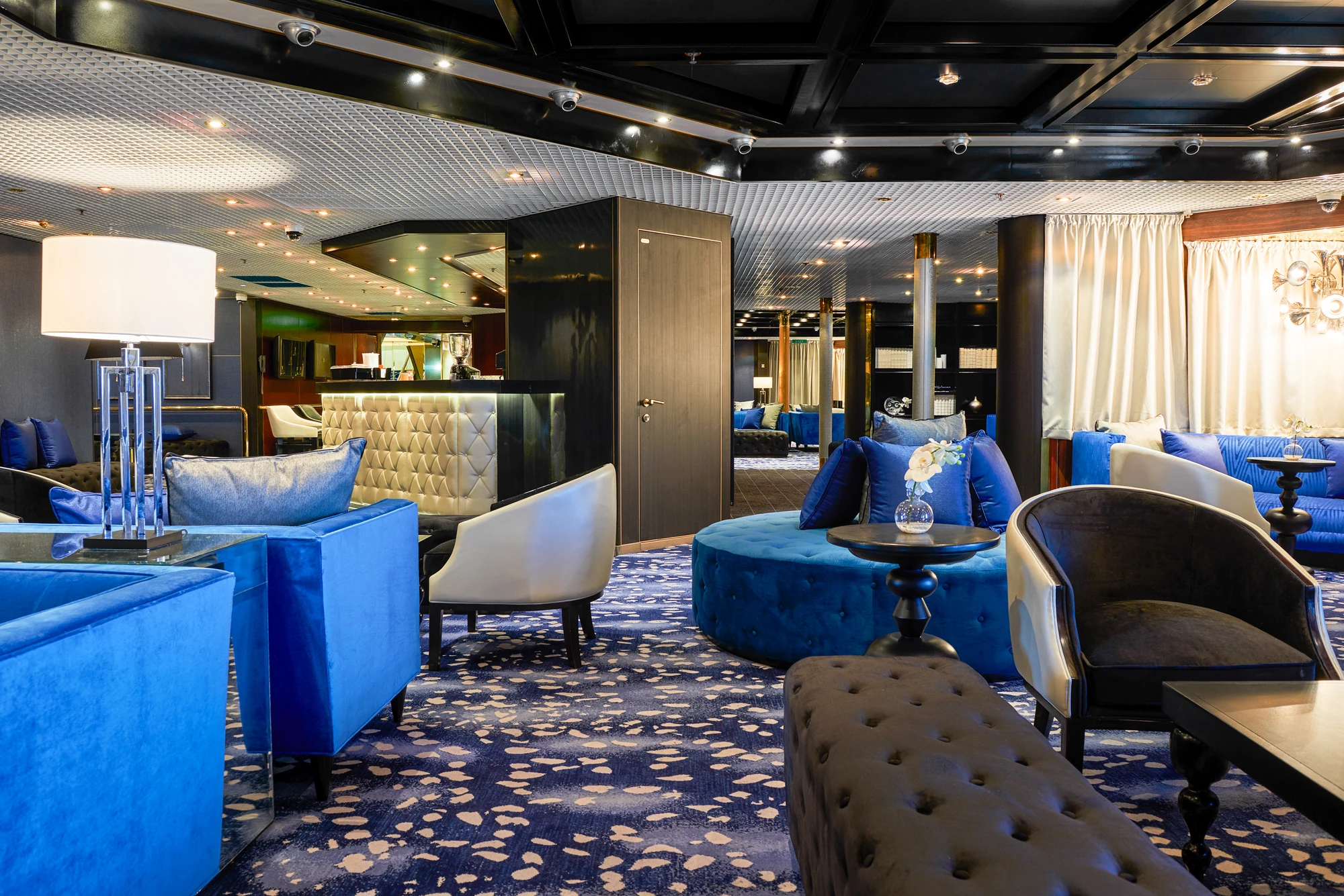 Moderne Lounge mit blauen Sofas und stilvollem Interieur