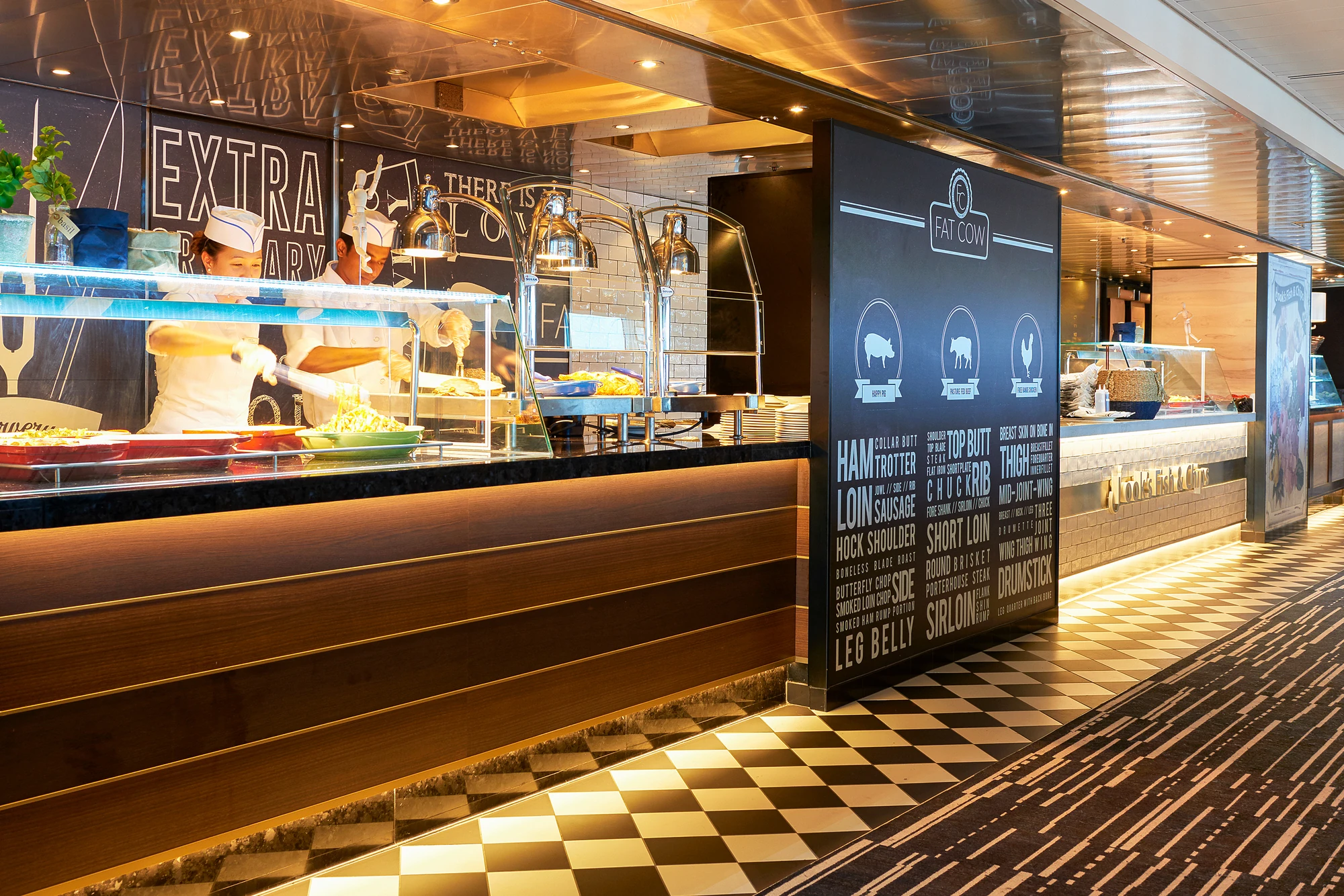 Buffet-Auswahl im Restaurant Fat Cow mit verschiedenen Fleischsorten.