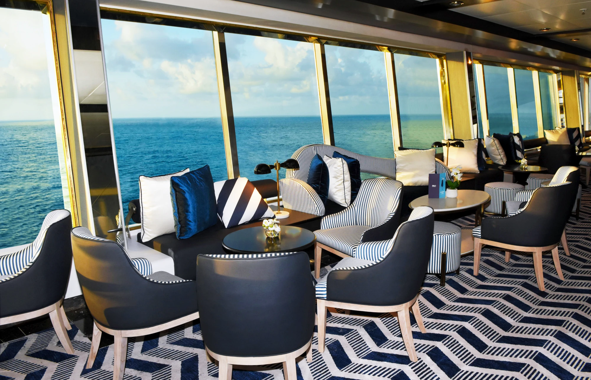 Moderne Lounge mit Blick auf das Meer und stilvollen Möbeln