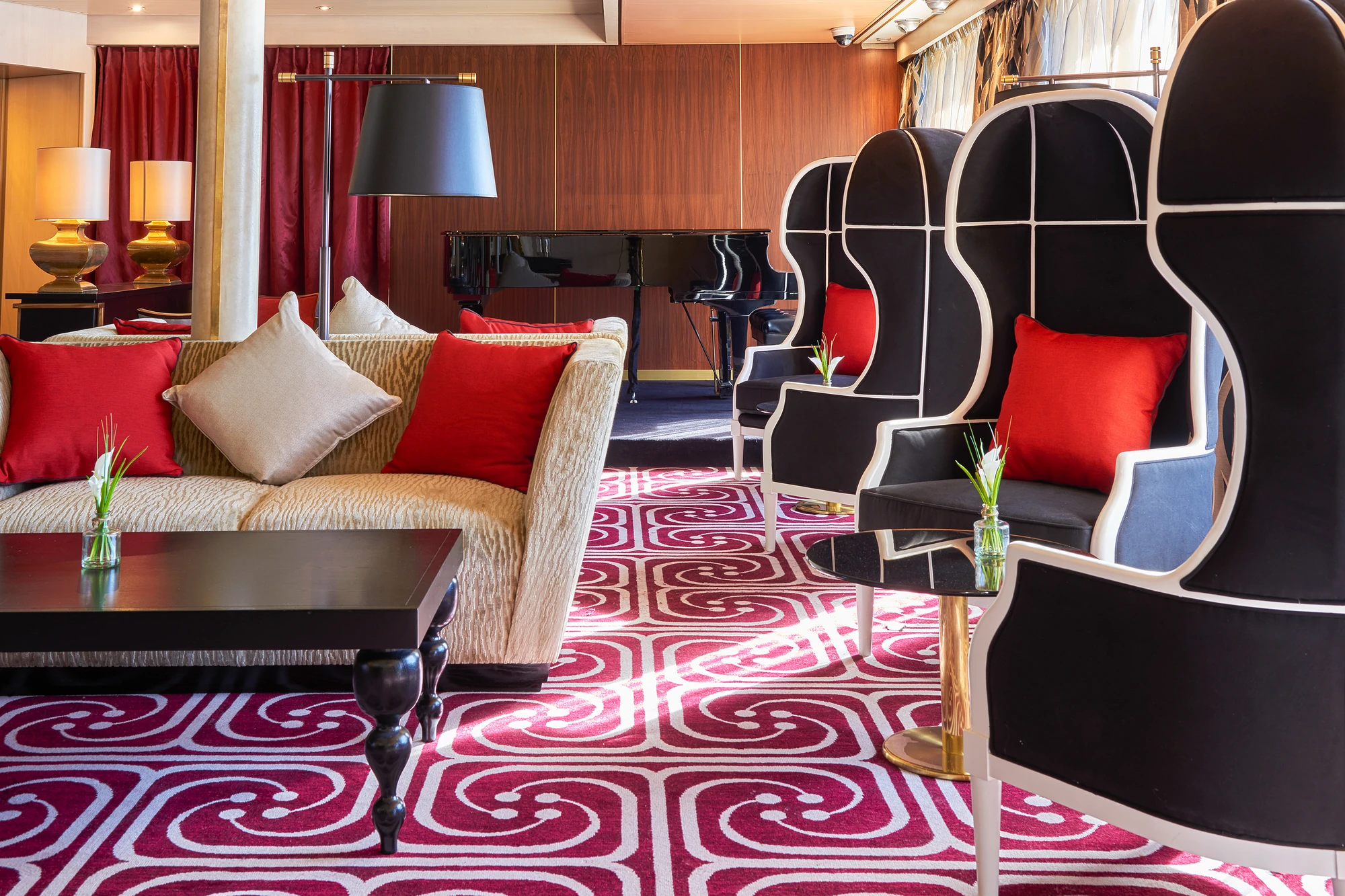 Einladende Wohnatmosphäre mit kreativen Designelementen.