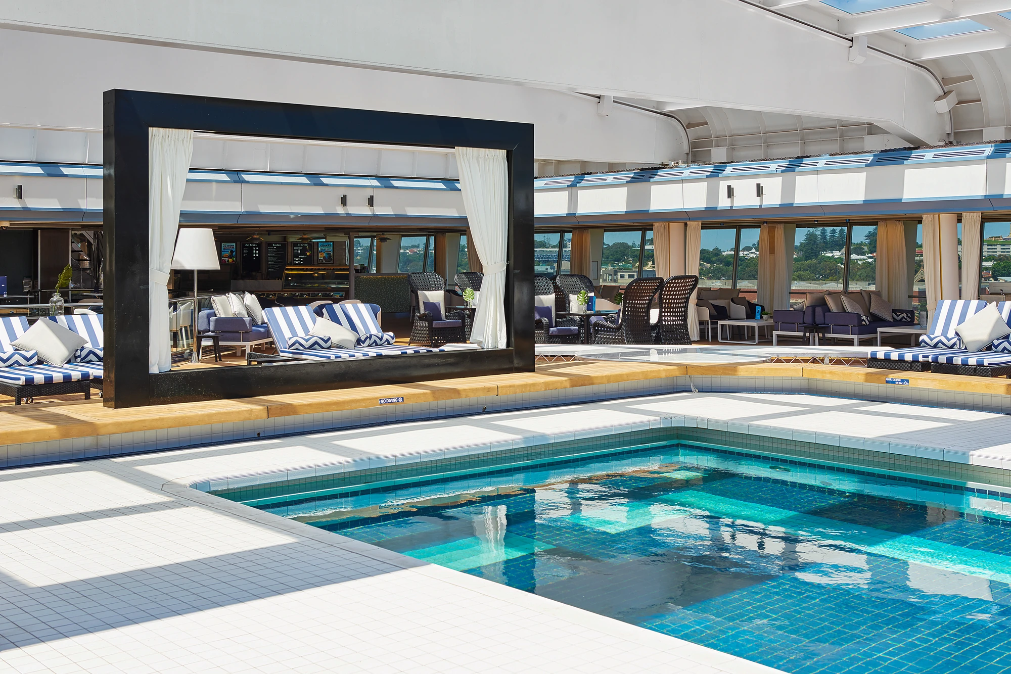 Entspannungsbereich mit Schwimmbad auf einem Kreuzfahrtschiff