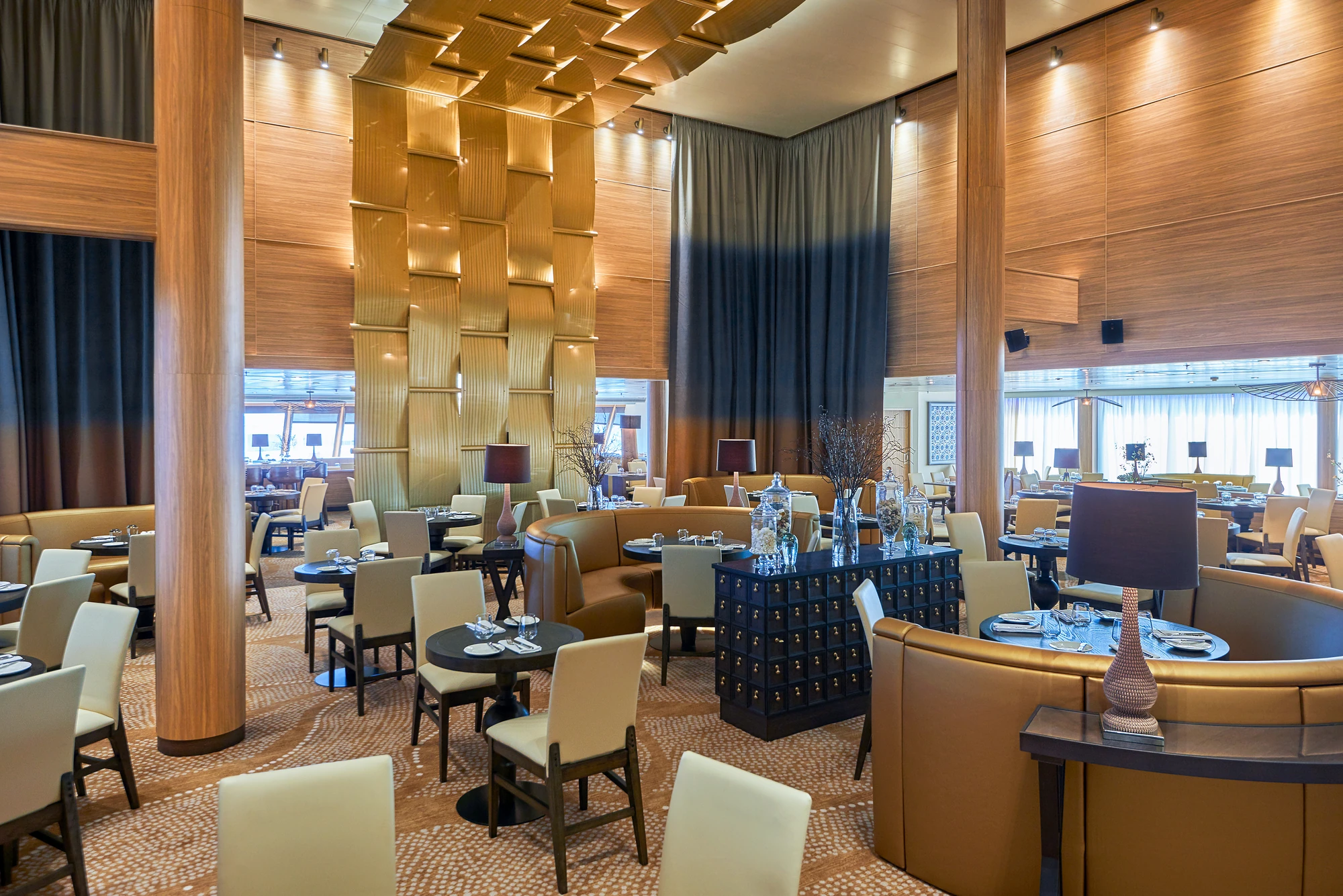 Restaurant mit Blick auf die Fensterfront und geschmackvoller Inneneinrichtung.