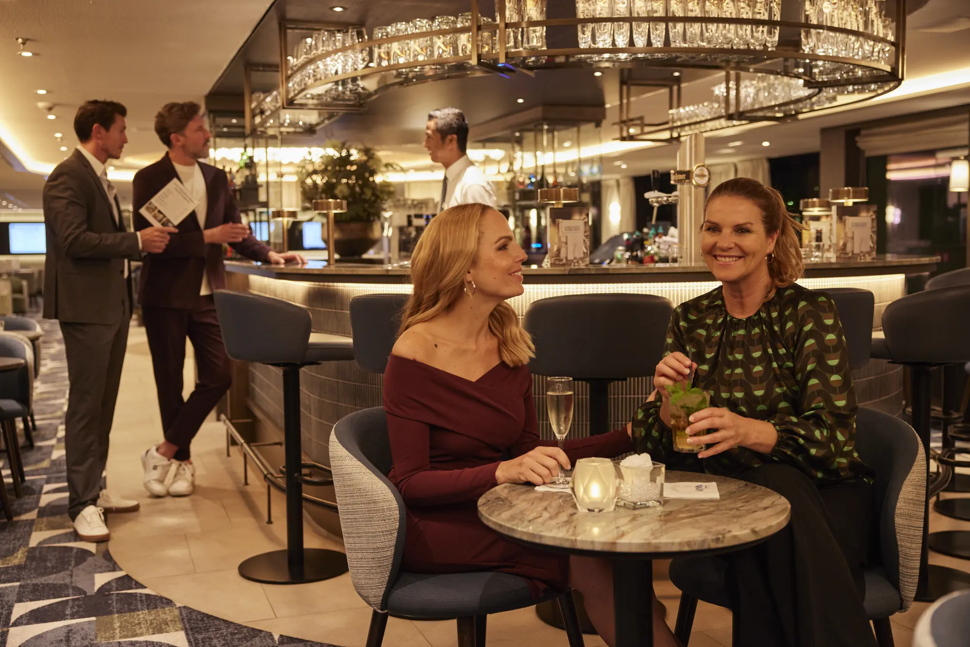 Barbereich auf der MS VIVA TWO mit Gästen die einen Drink geniesen.