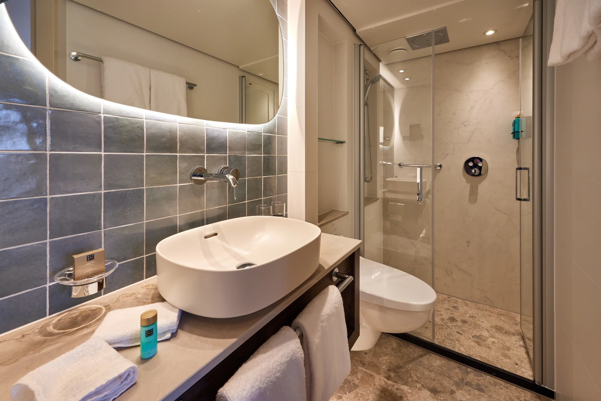 Modernes Badezimmer mit Dusche und Waschbecken