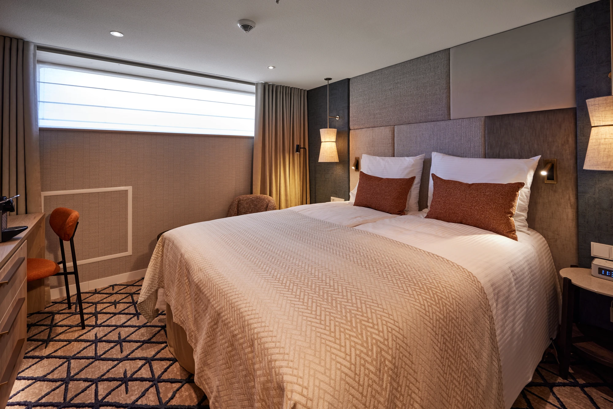 Modernes Schlafzimmer mit Doppelbett und gemütlicher Einrichtung