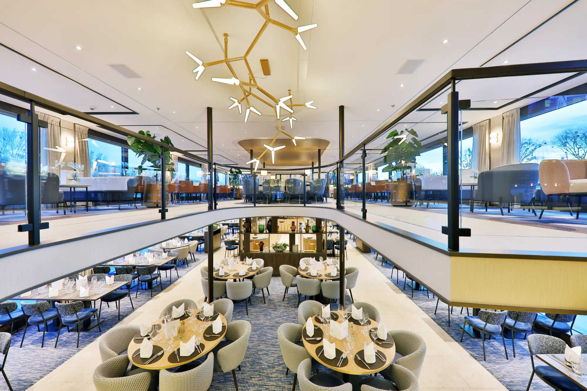 Blick in den Lounge und Restaurantbereich auf der MS VIVA TWO