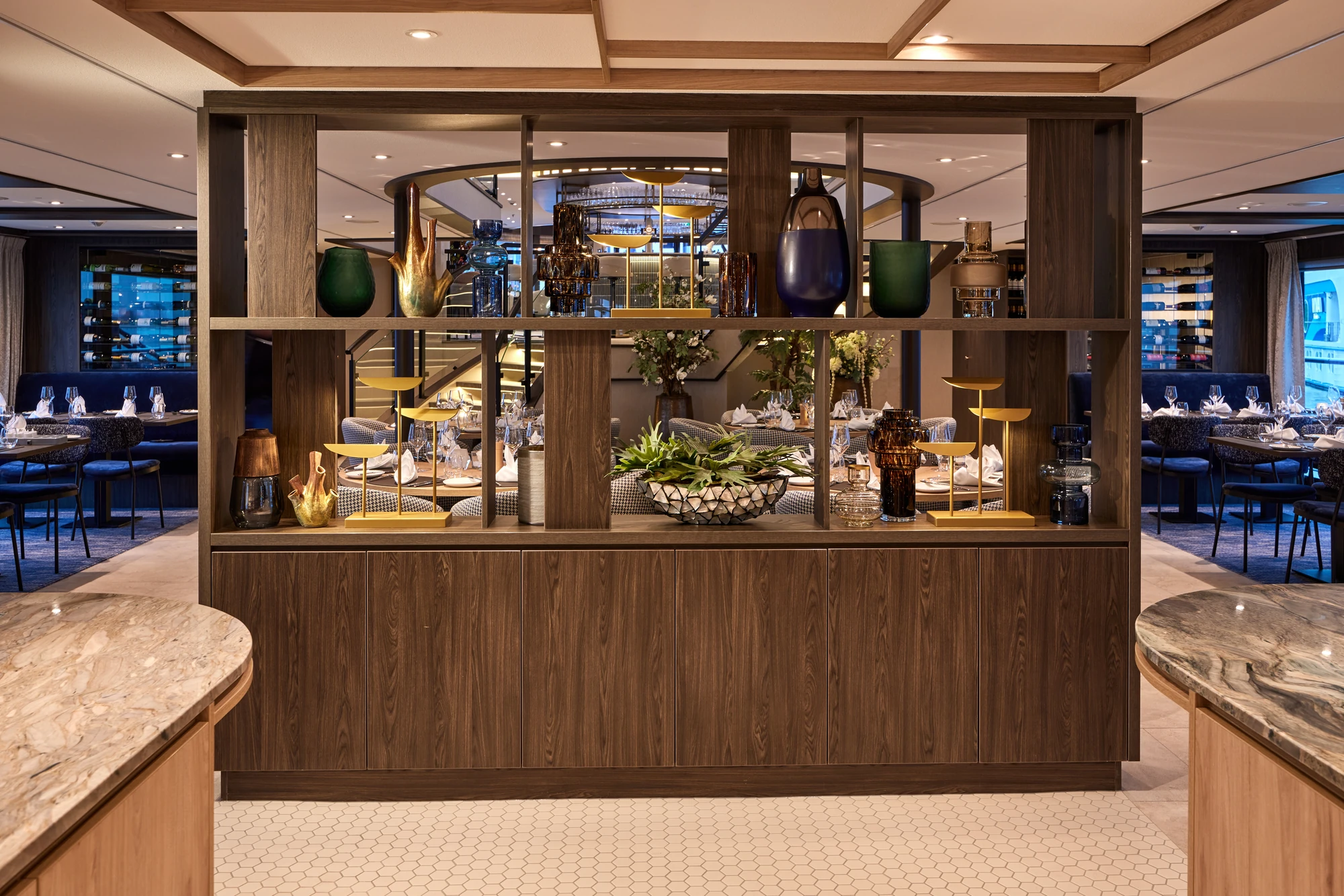 Stilvoller Essbereich mit eleganten Tischen und Stühlen in einem Restaurant.