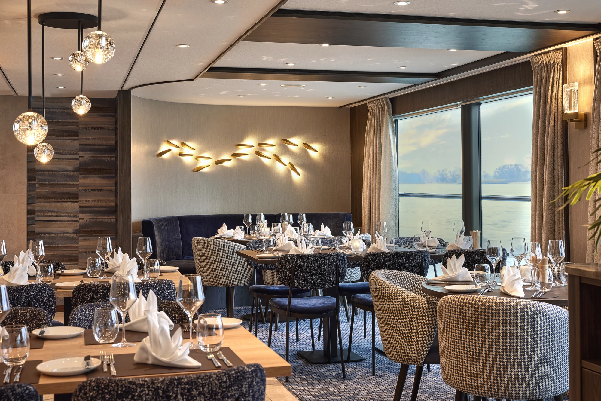 Moderne Dekoration in einem Restaurant mit geschmackvollen Lichtern und Tischgedecken.