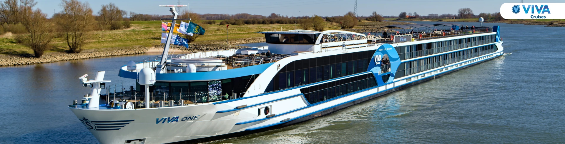 Flusskreuzfahrtschiff VIVA ONE fährt auf Fluss
