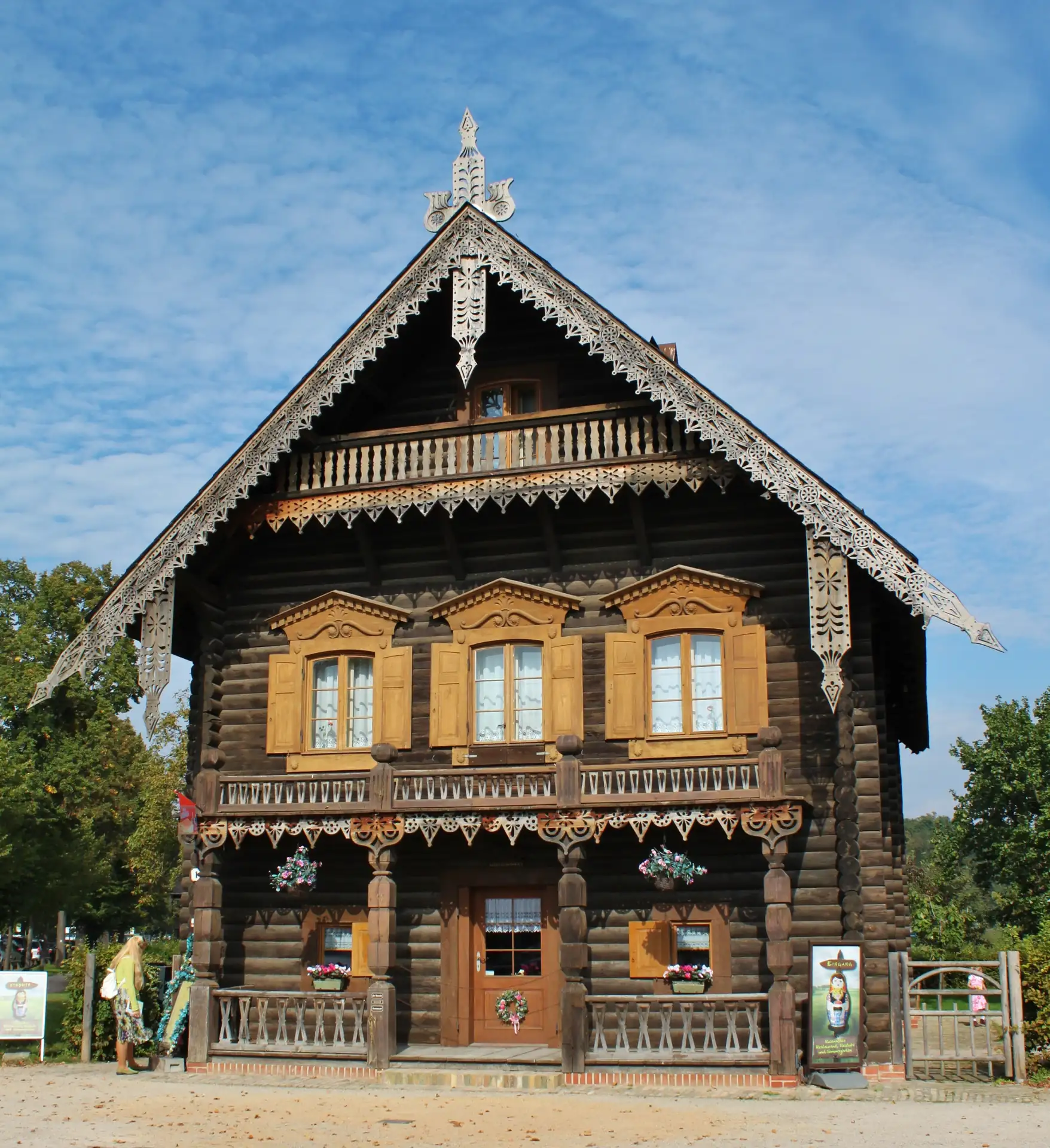 Typisches dunkles Holzhaus mit geschnitzten Verzierungen und gelben Fensterläden in der Russischen Kolonie Alexandrowka in Potsdam