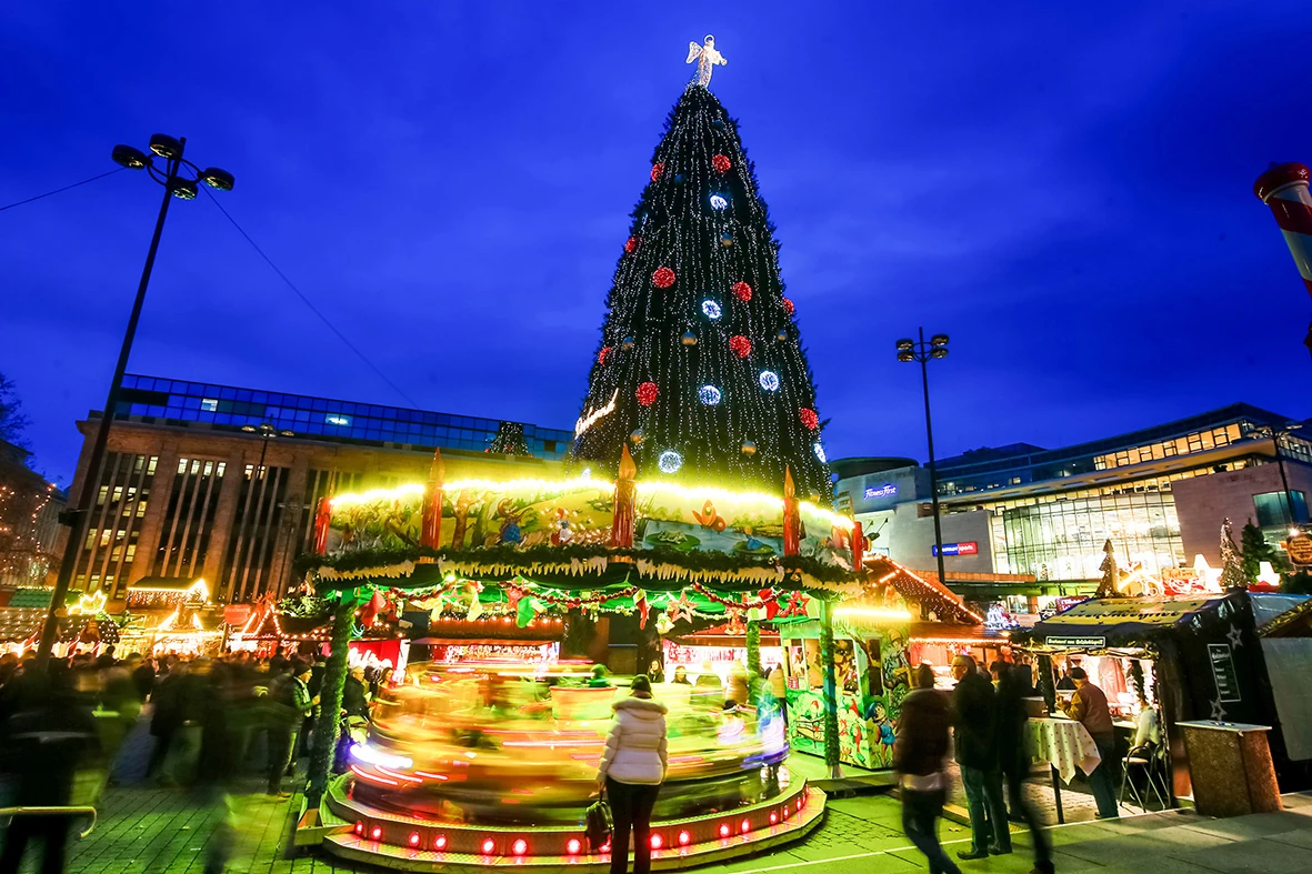 Der größte Weihnachtsbaum der Welt auf dem Dortmunder Hansaplatz.