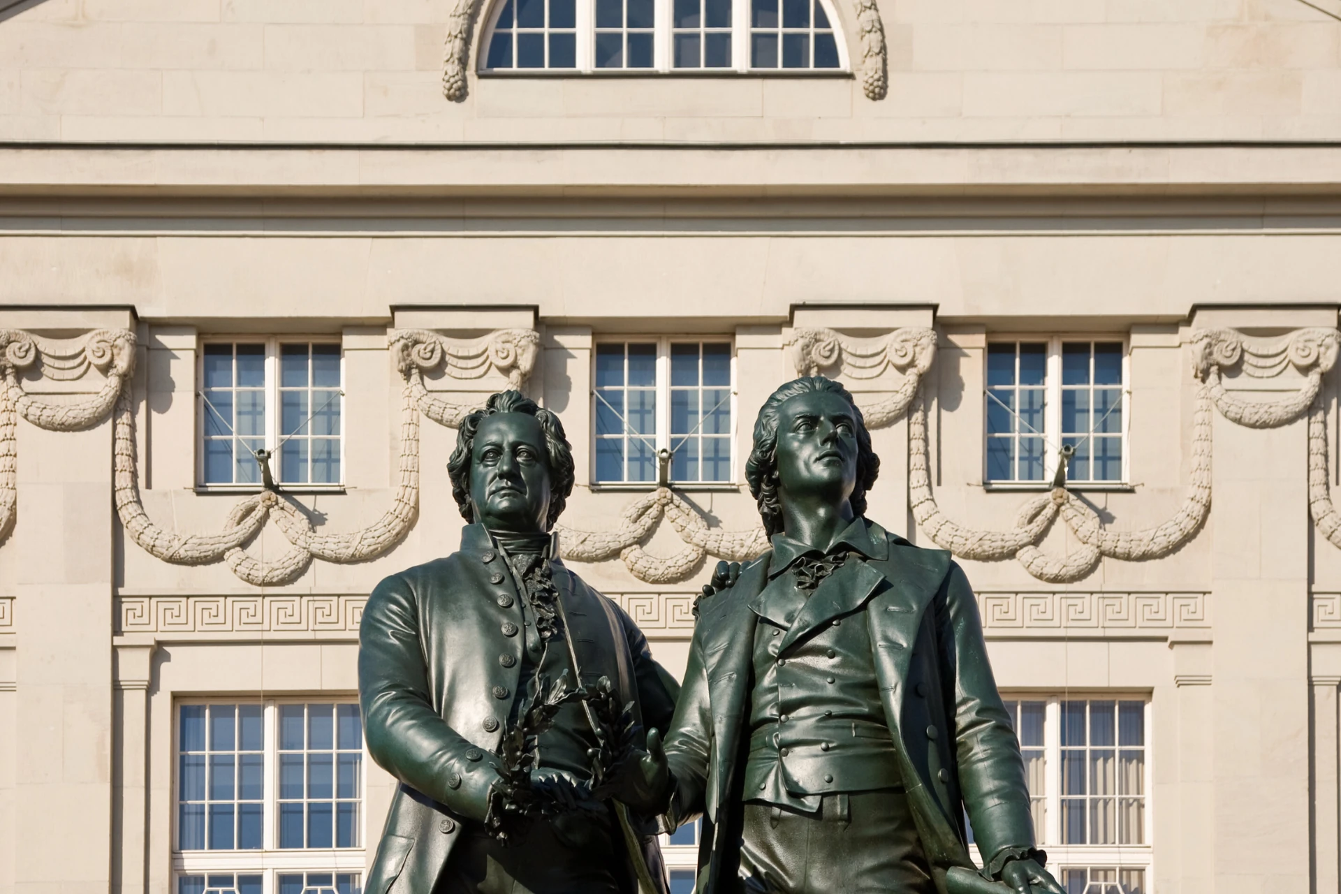 Historische Statue von Goethe und Schiller, die bedeutenden deutschen Dichtern gewidmet.