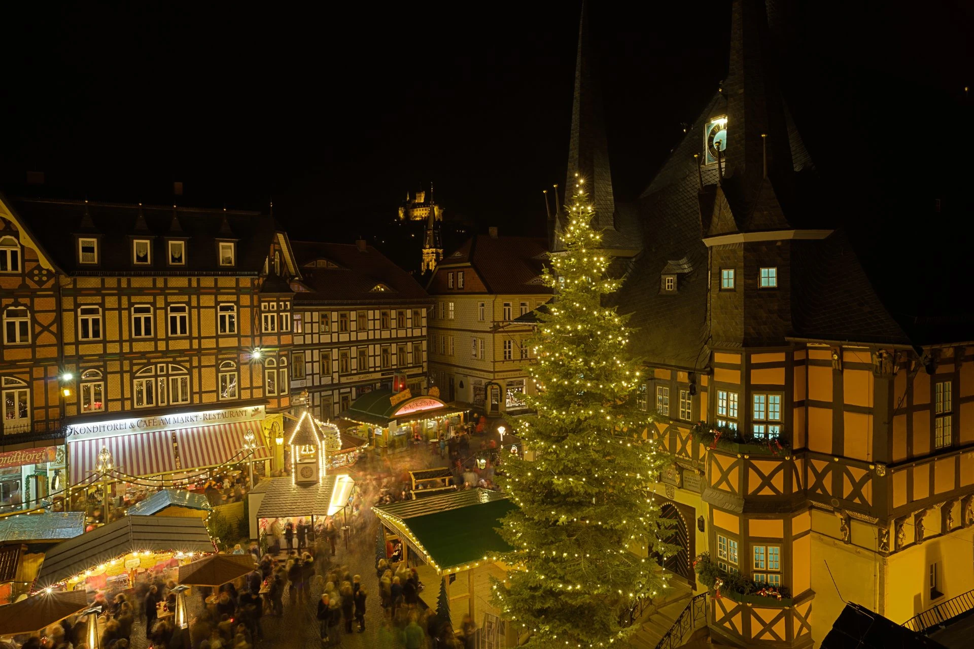 Blick auf dem Weihnachtsmarktplatz in Wernigerode mit großem Tannenbaum.