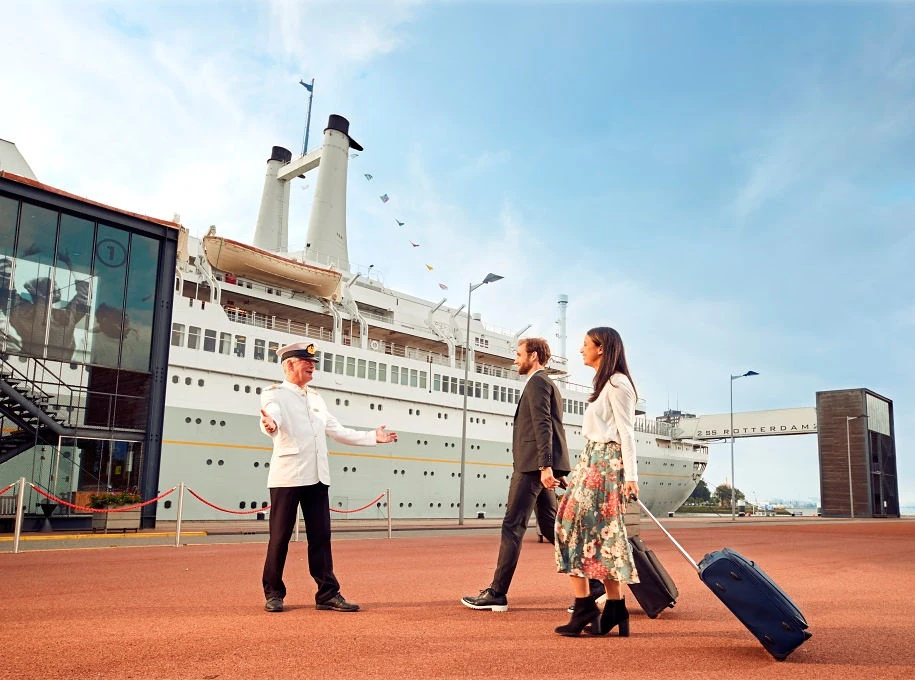 SS Rotterdam - Passagiere reisen zum Hotelschiff, Kapitän offene Arme, herzlich willkommen