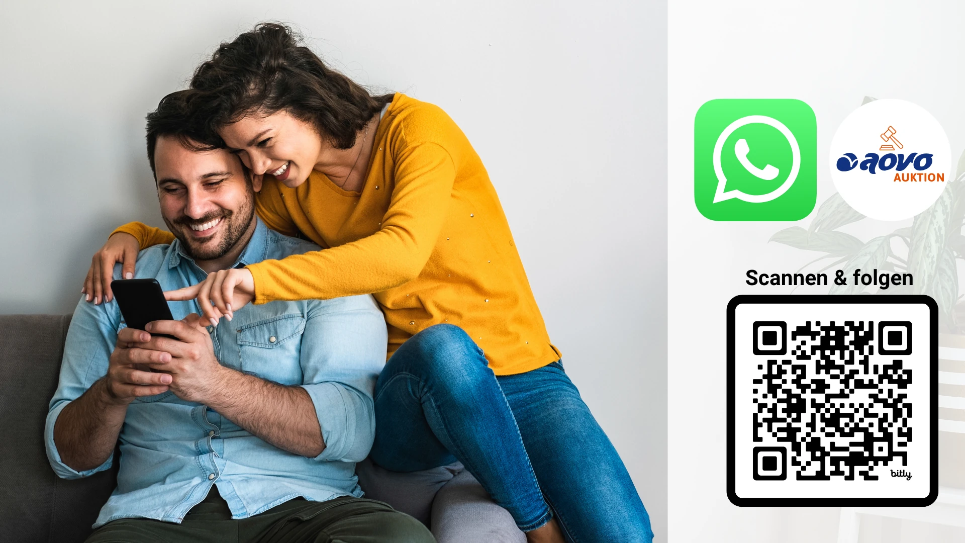 Frau in gelbem Pullover zeigt einem Mann auf dem Sofa etwas auf seinem Smartphone. Daneben WhatsApp-Logo, aovo Auktion-Logo, Text 'Scannen & folgen' und ein QR-Code.