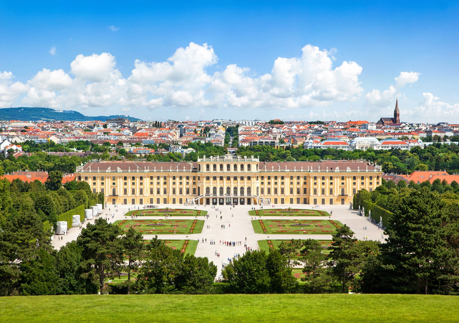 Wien - Berühmtes Schloss Schönbrunn aus der Ferne