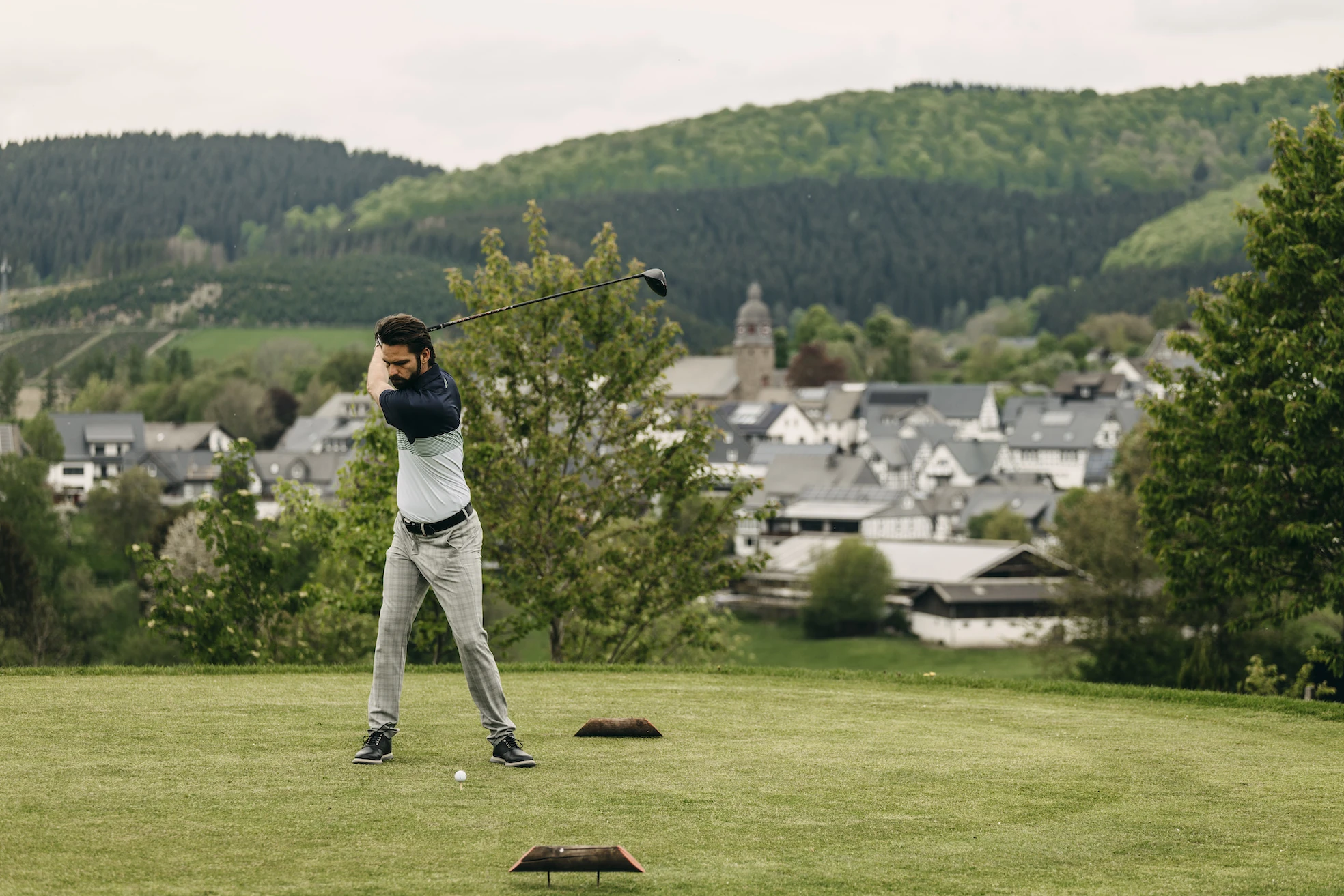 Hotel Störmann / Deimann - Mann beim Aufschlag auf dem Golfplatz