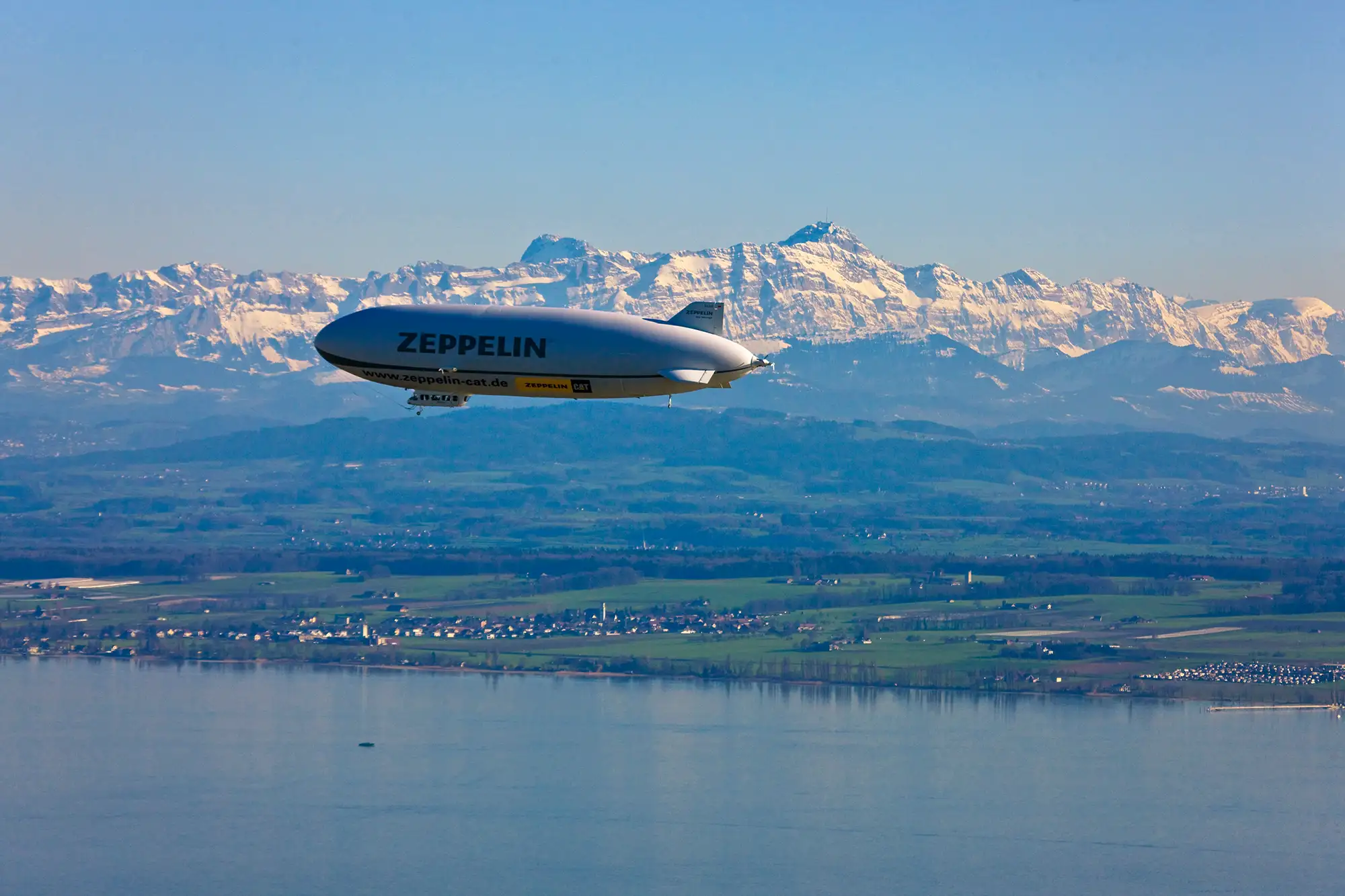 Ein Zeppelin mit Alpenpanorama