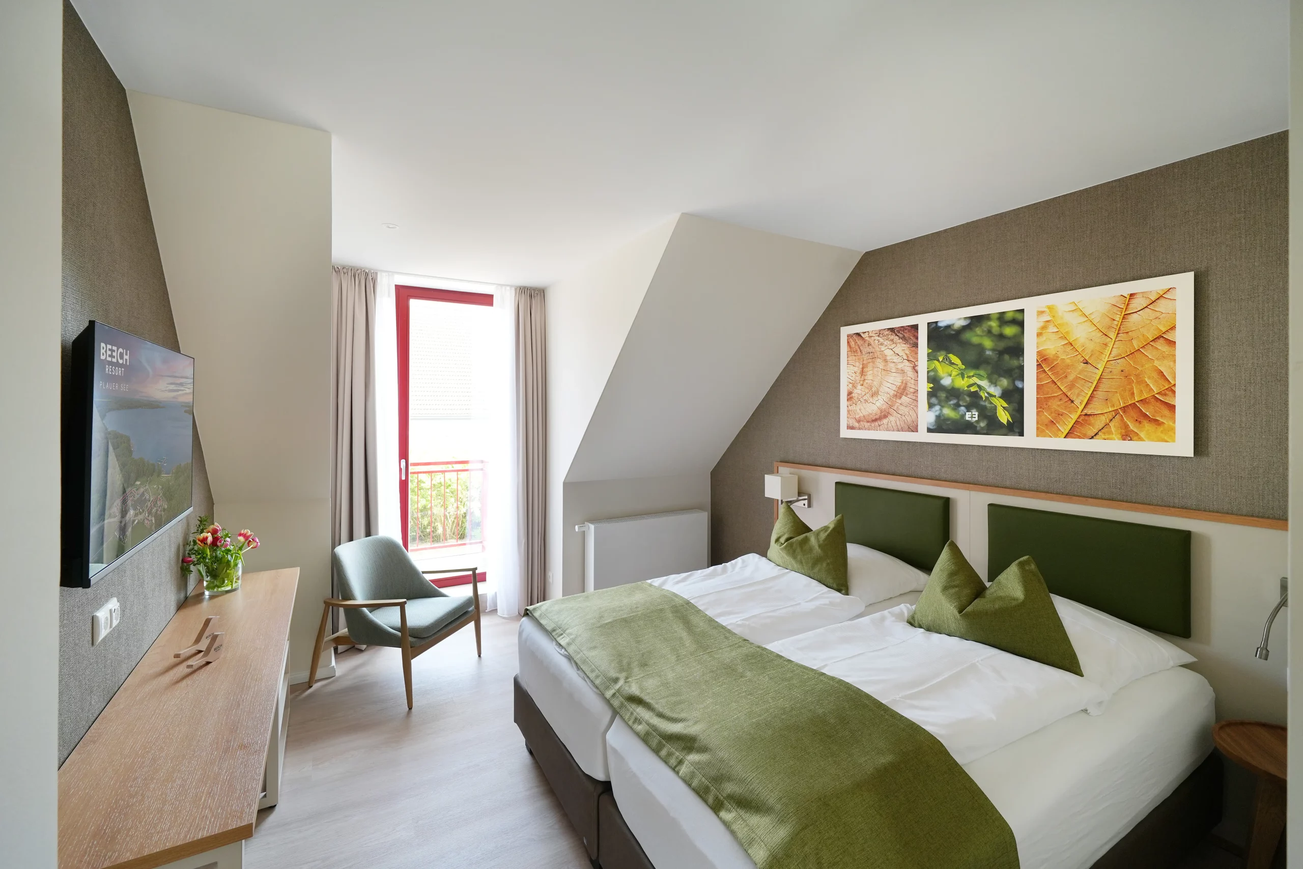 Komfortables Hotelzimmer mit Fernseher und stilvollem Design