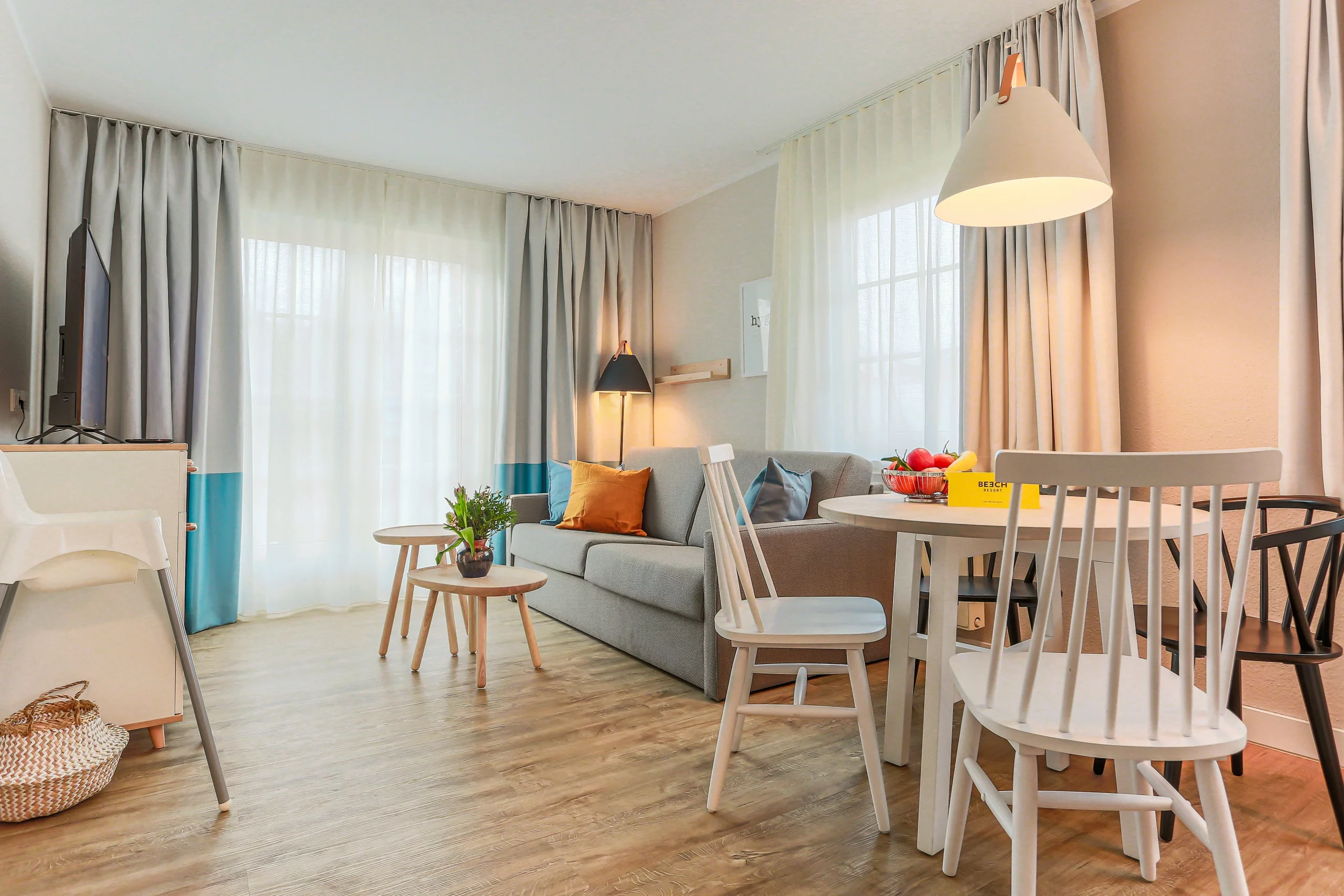 Gemütliche Ecke im Wohnzimmer mit Kissen und natürlichem Licht.