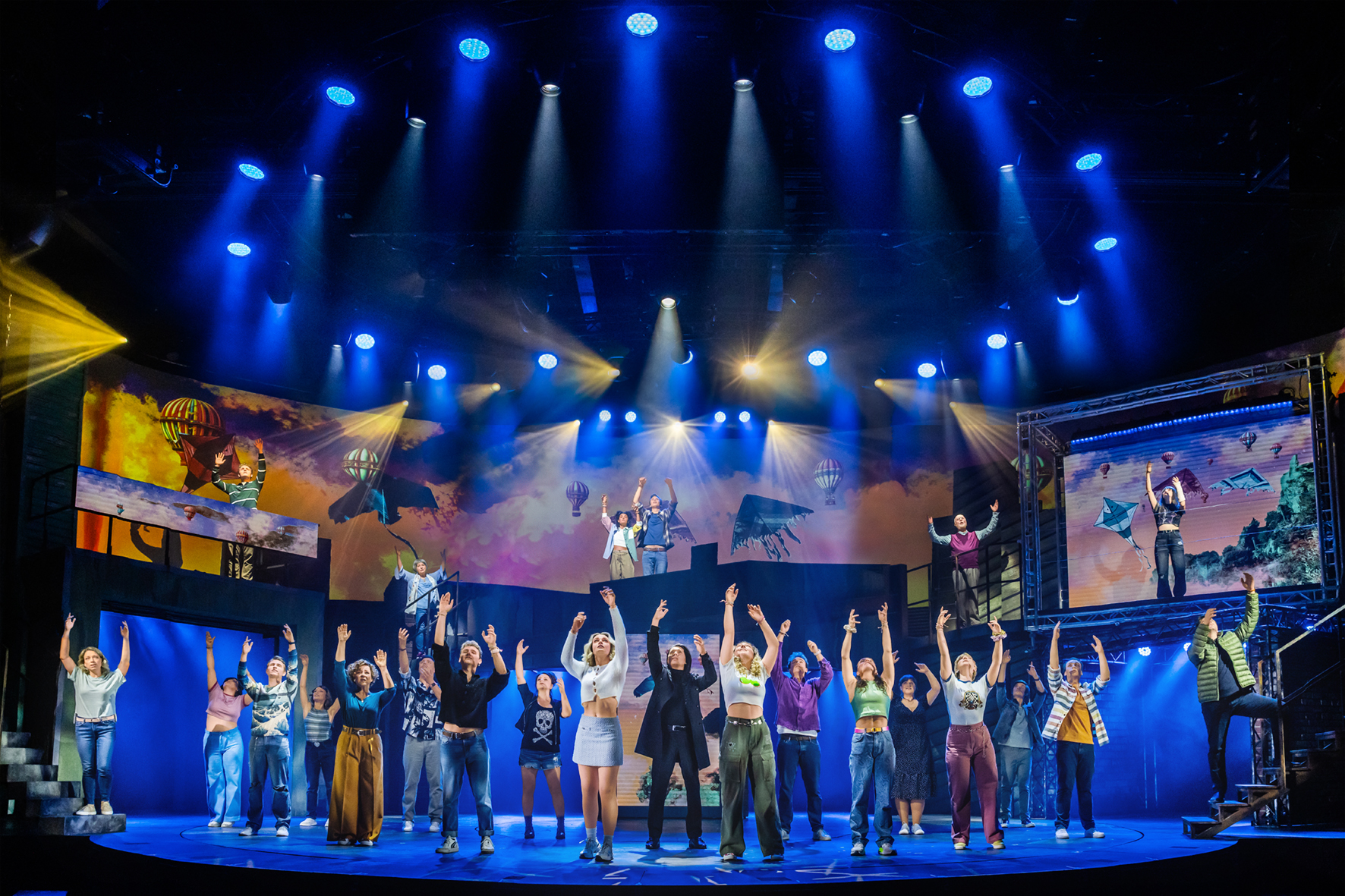 Spektakuläre Lichter und Kulissen während einer Theateraufführung.