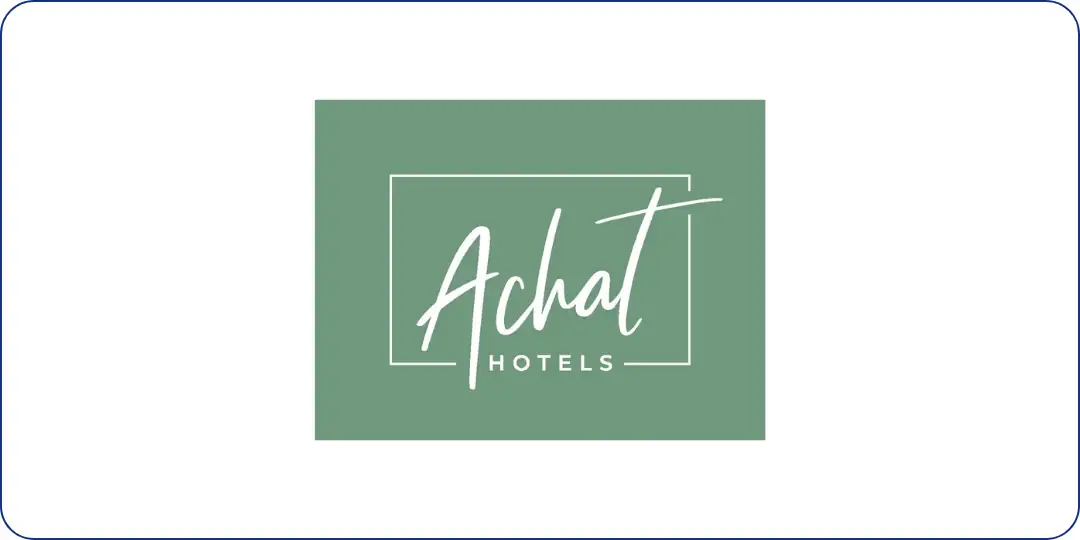 Logo von Achat Hotels, bestehend aus dem Schriftzug 'Achat' in einer geschwungenen Schriftart und dem Wort 'Hotels' in einer serifenlosen Schrift, auf einem grünen Hintergrund in einer weißen blau umrahmten Box.