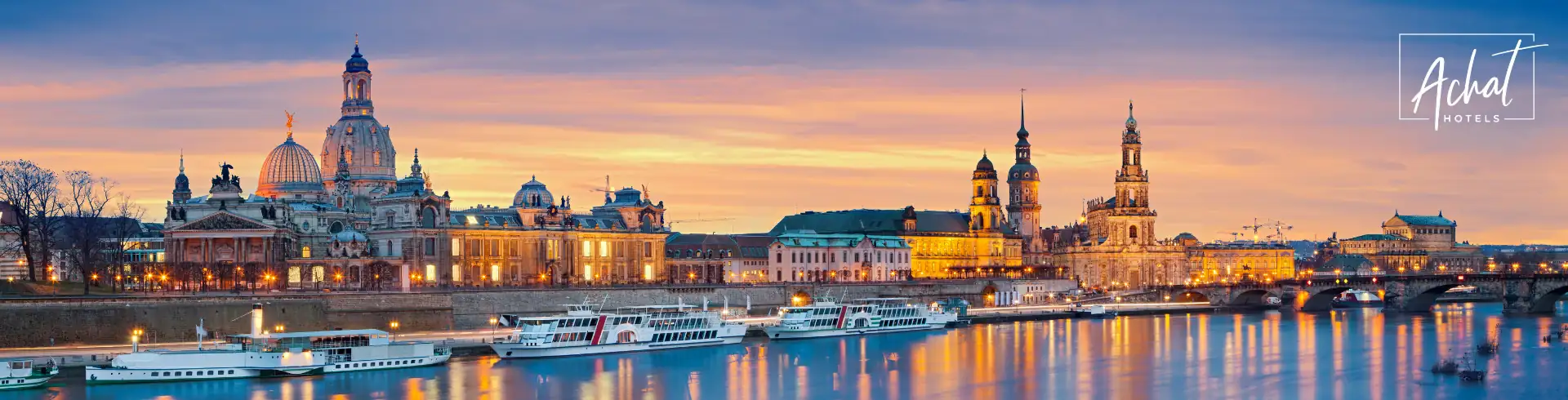 Achat Winterpromo Banner: Panorama der Elbe mit historischen Gebäuden von Dresden bei Sonnenuntergang, Schiffe auf dem Fluss, Logo von Achat Hotels rechts oben