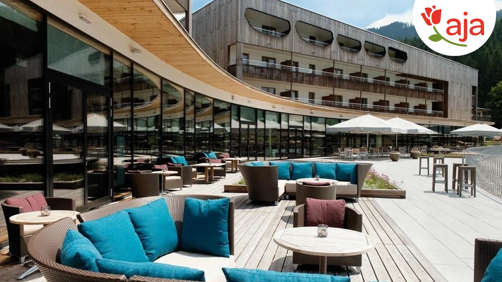 Blick auf den Außenbereich im aja Bergresort Werfenweng mit Bestuhlung- mit Logo