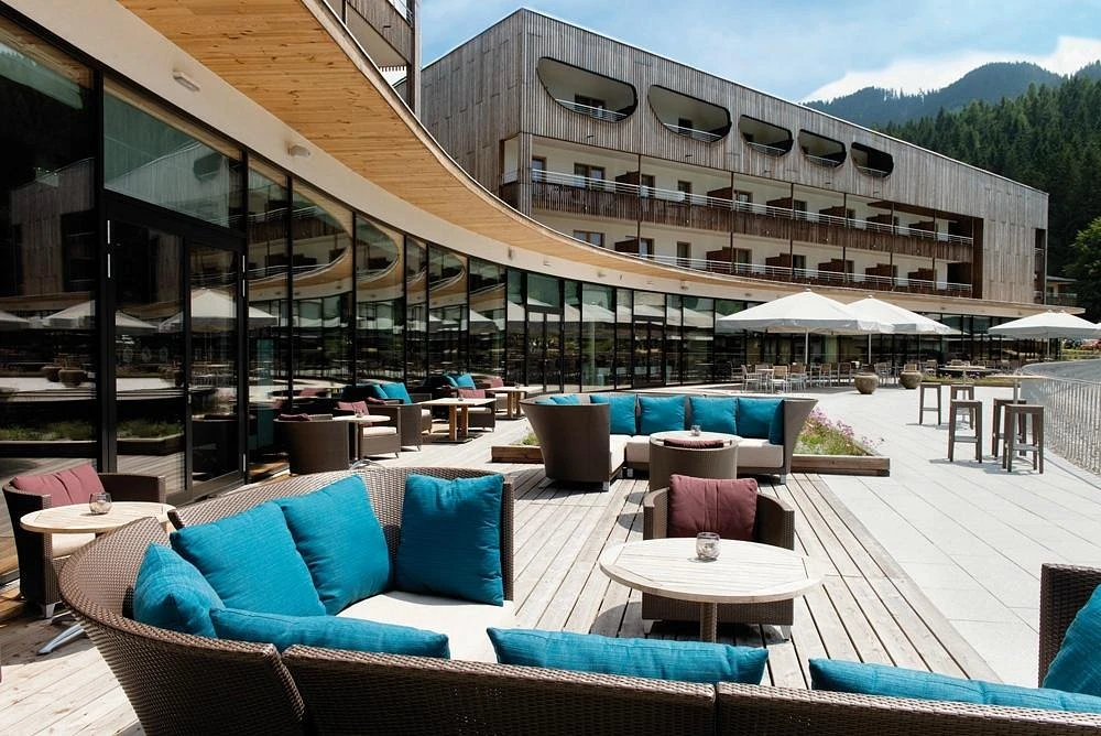 Blick auf den Außenbereich im aja Bergresort Werfenweng mit Bestuhlung