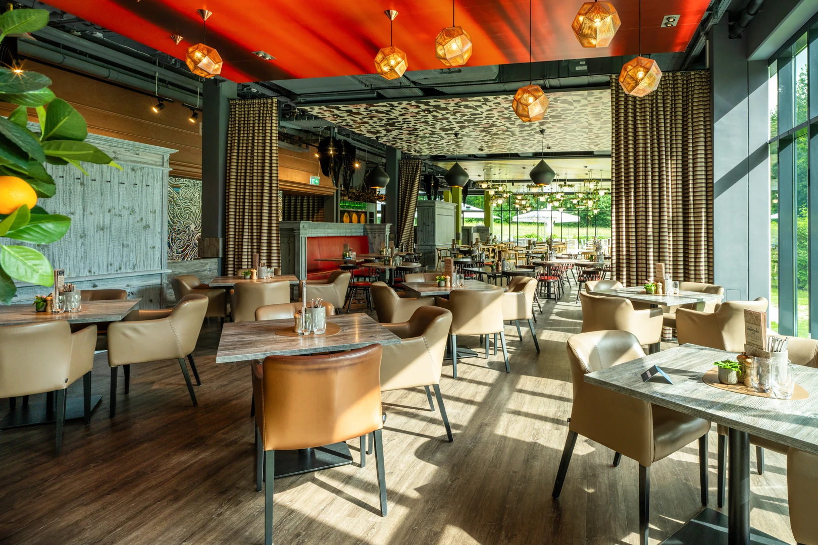 Das Restaurant im aja Resort Bad Saarow kombiniert modernes Design mit einer warmen und einladenden Atmosphäre. Große Fensterfronten lassen viel Tageslicht herein und bieten einen Ausblick ins Grüne. Hochwertige Einrichtung und liebevolle Details sorgen für einen angenehmen Aufenthalt und Genuss in stilvollem Ambiente.