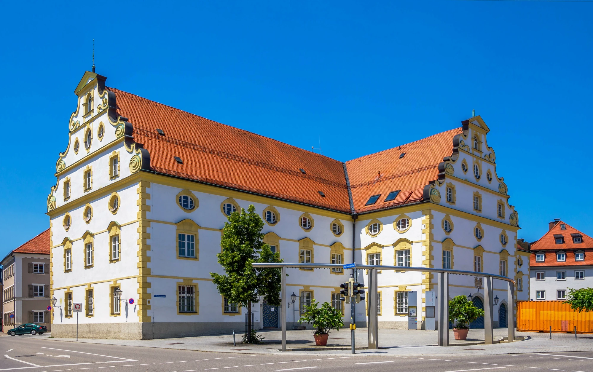 Allgäu Museum im Kornhaus bei schönem klaren sonnigen Wetter.
