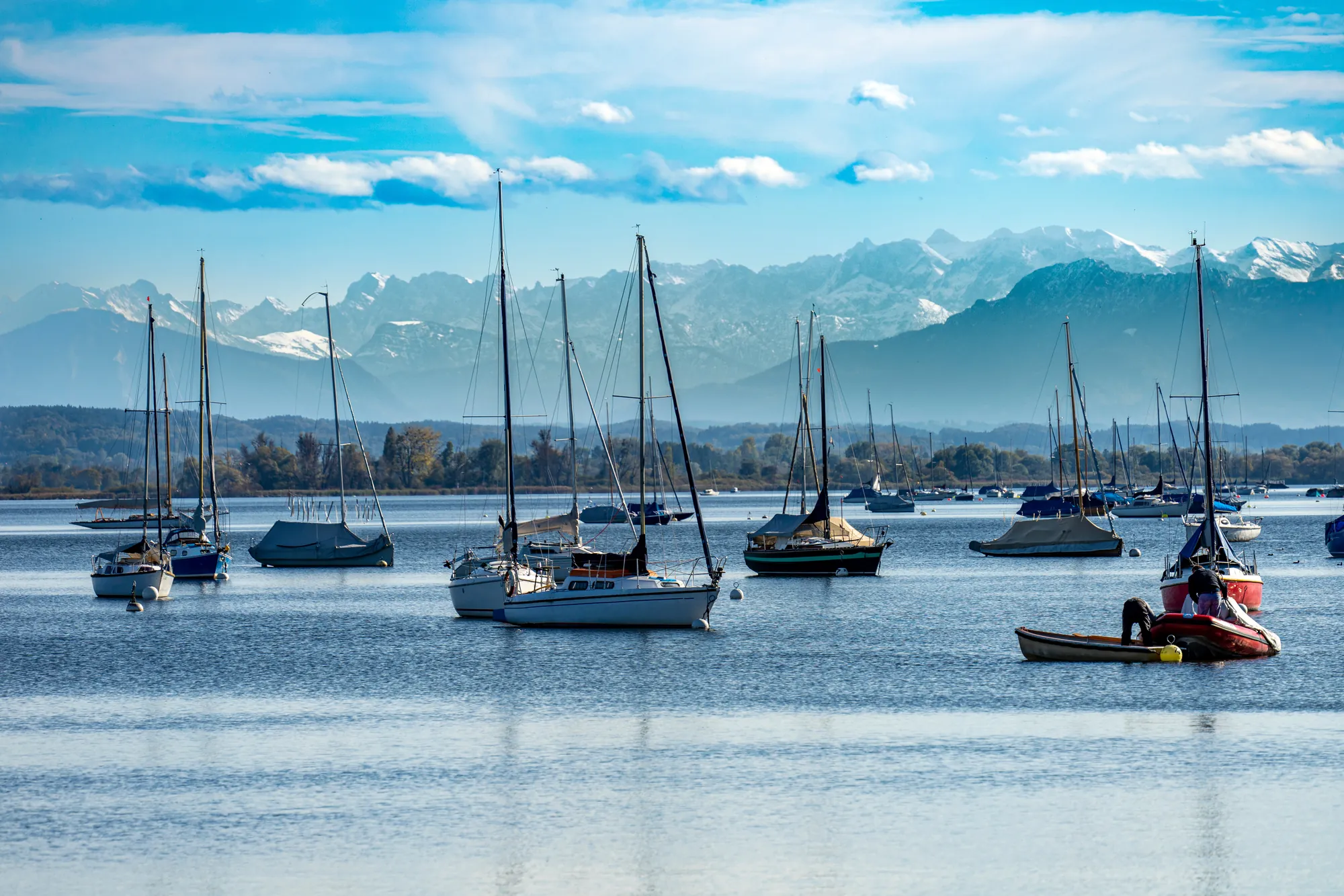 Ammersee, Boote mit Alpenpanorama im Hintergrund