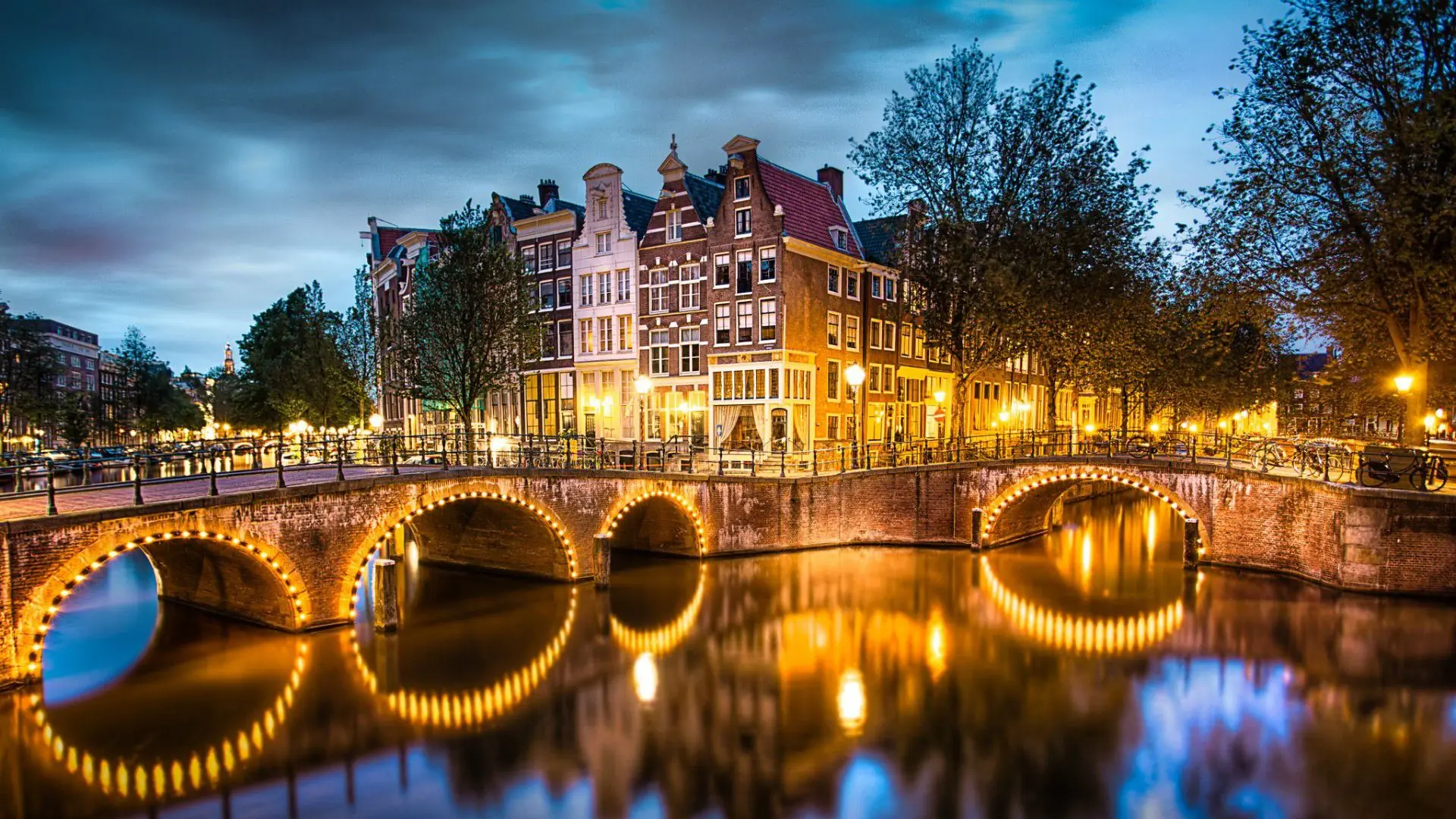 Gracht in Amsterdam am Abend, beleuchtet
